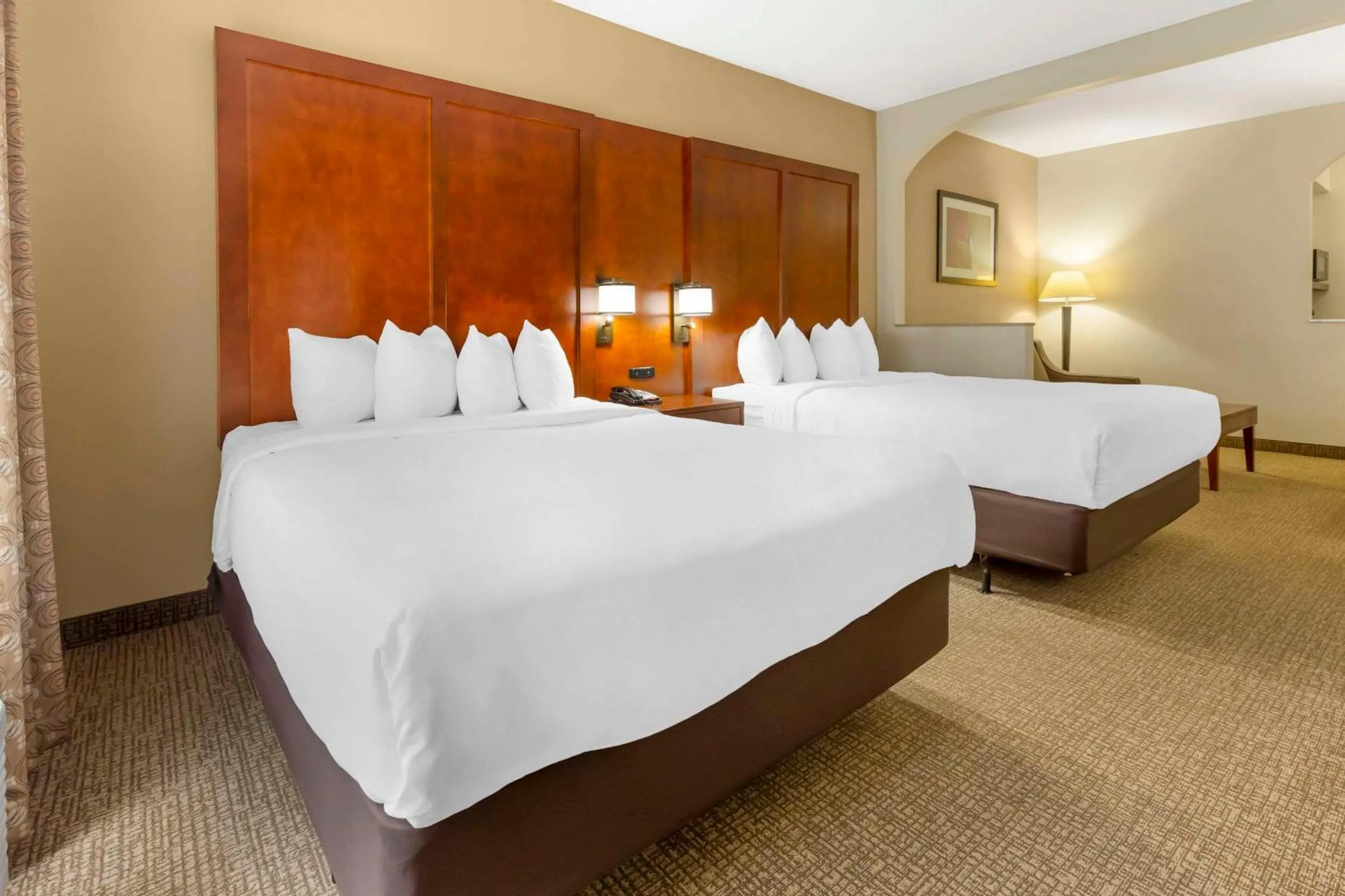 Bedroom, Bed in Comfort Suites Inn at Ridgewood Farm