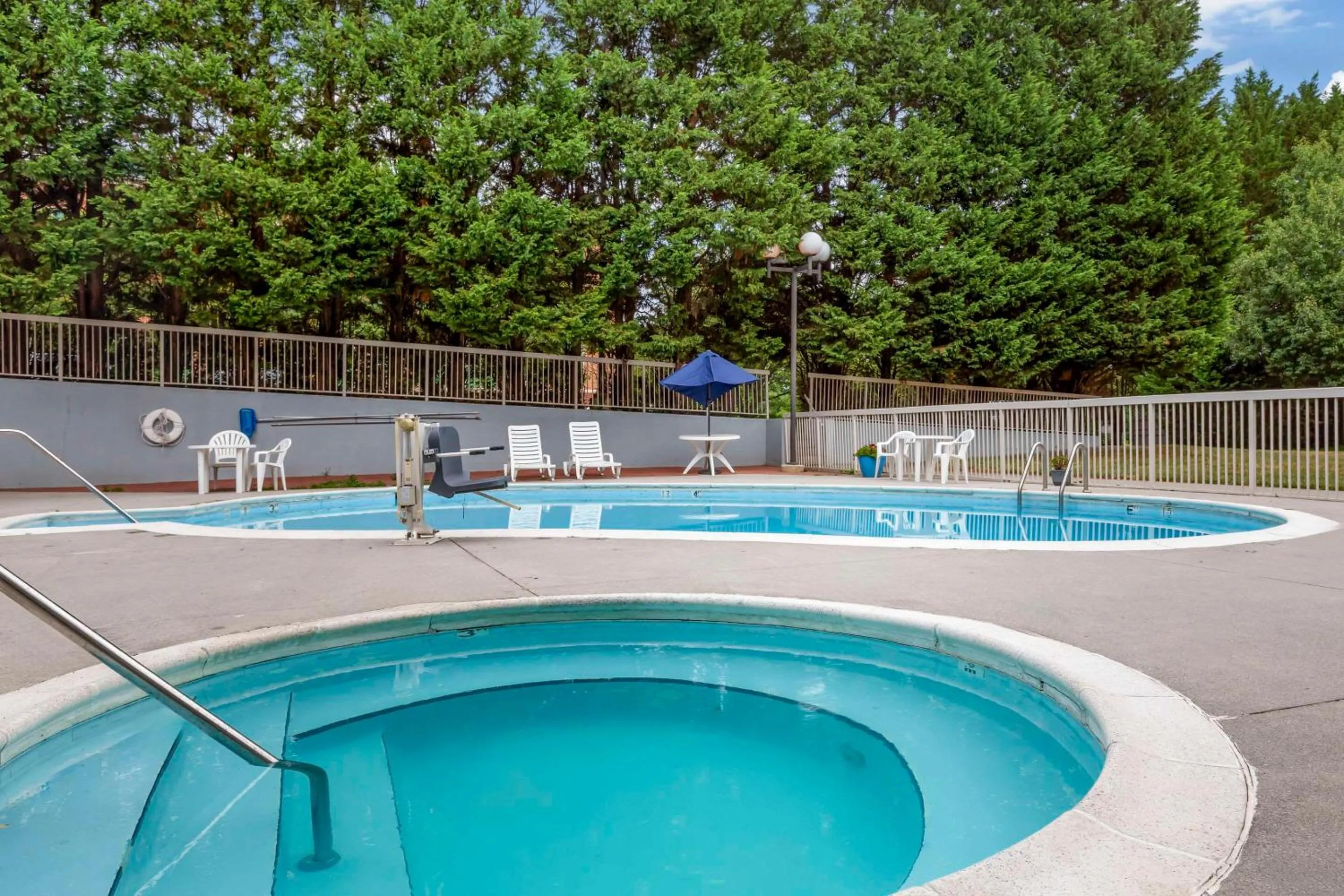 Swimming pool in Comfort Suites Inn at Ridgewood Farm