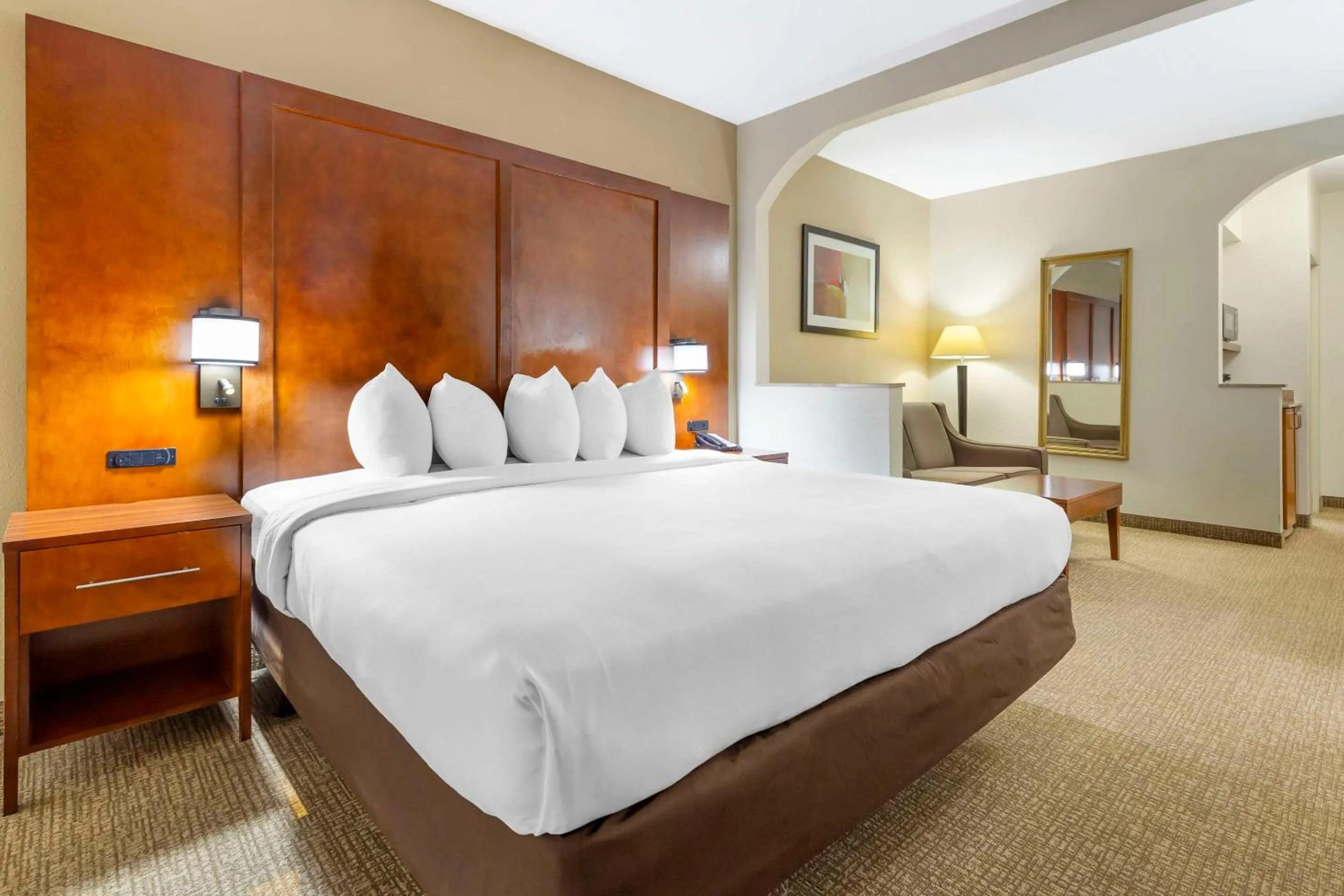 Bedroom, Bed in Comfort Suites Inn at Ridgewood Farm