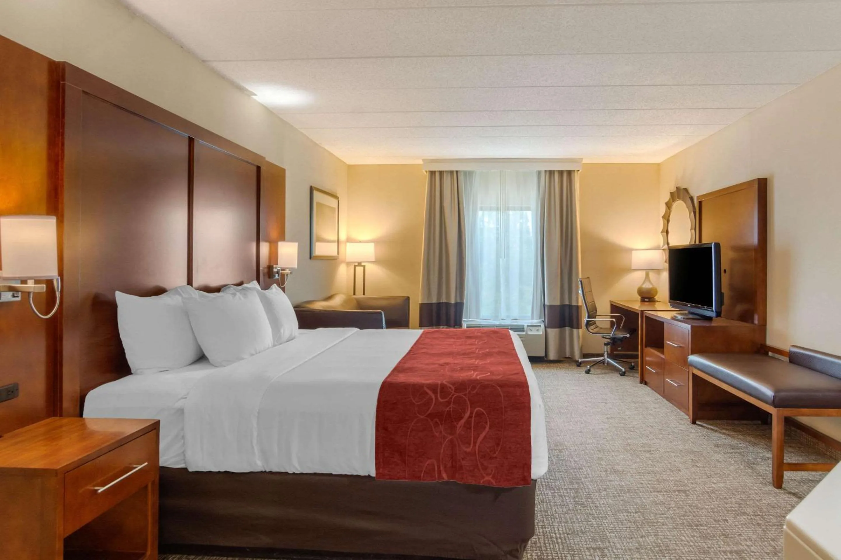 Bedroom, Bed in Comfort Suites Southpark