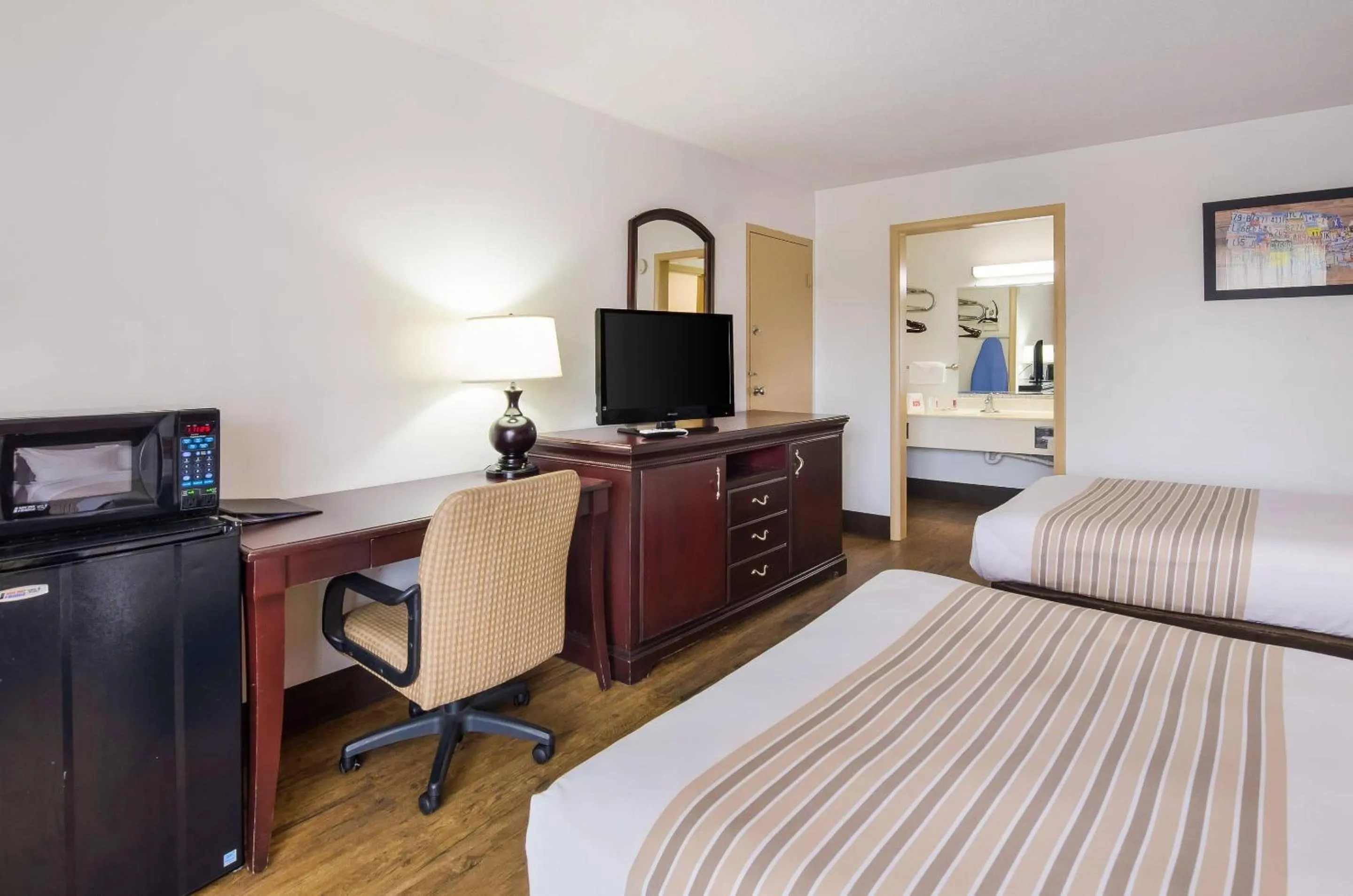 Bedroom, Bed in Econo Lodge Marion I-81