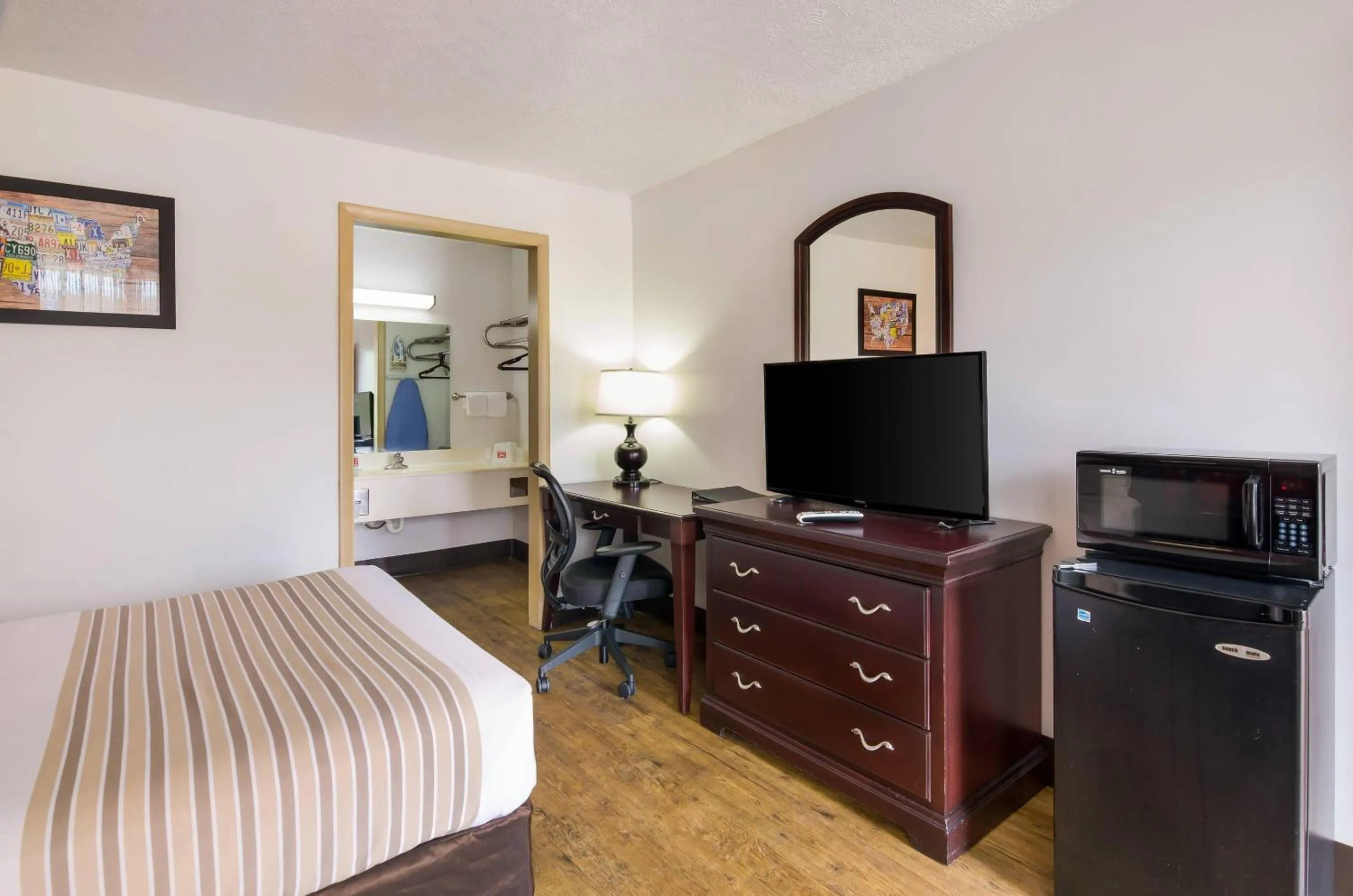 Bedroom, Bed in Econo Lodge Marion I-81