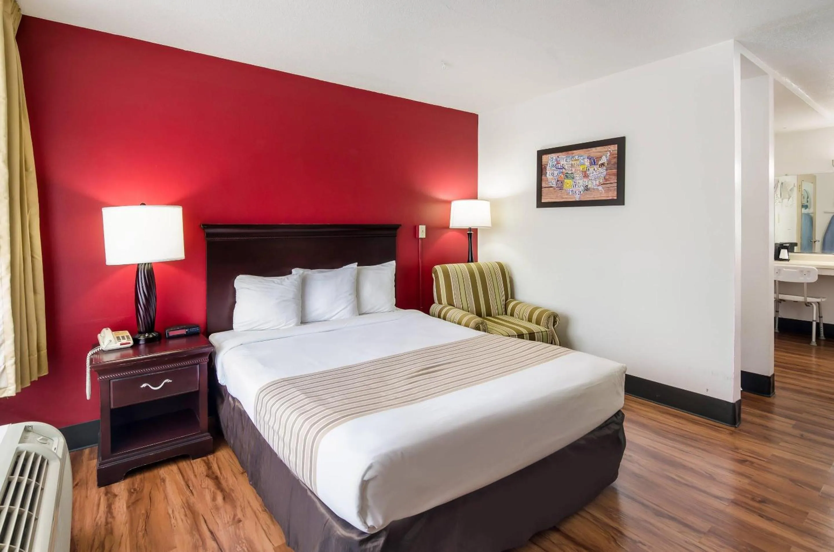 Bedroom, Bed in Econo Lodge Marion I-81