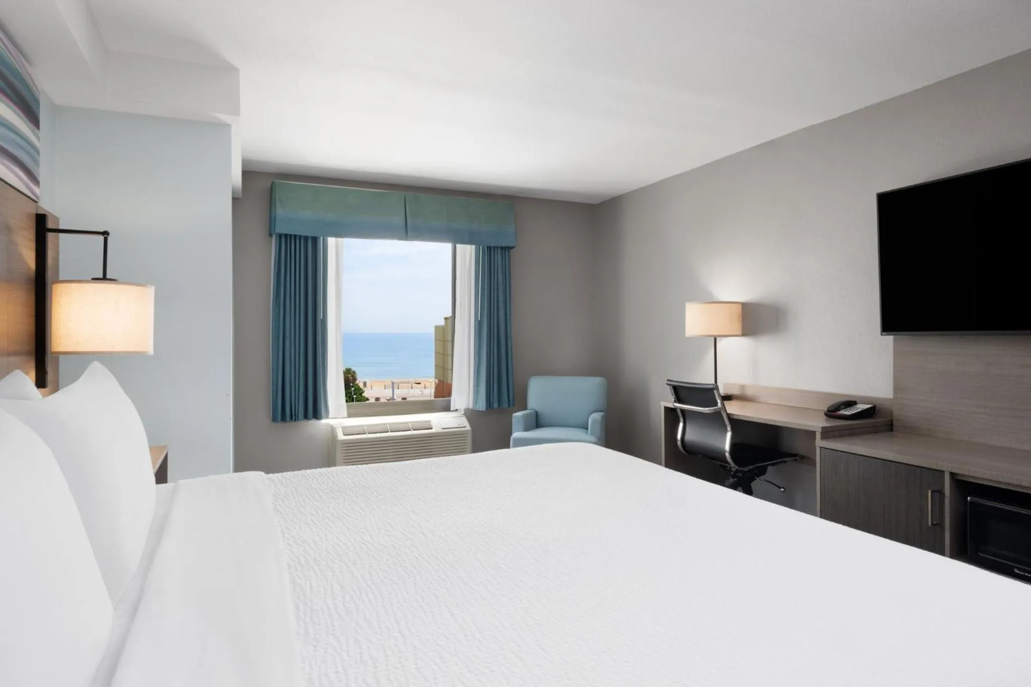 Photo of the whole room, Bed in Garner Hotel Virginia Beach North by IHG