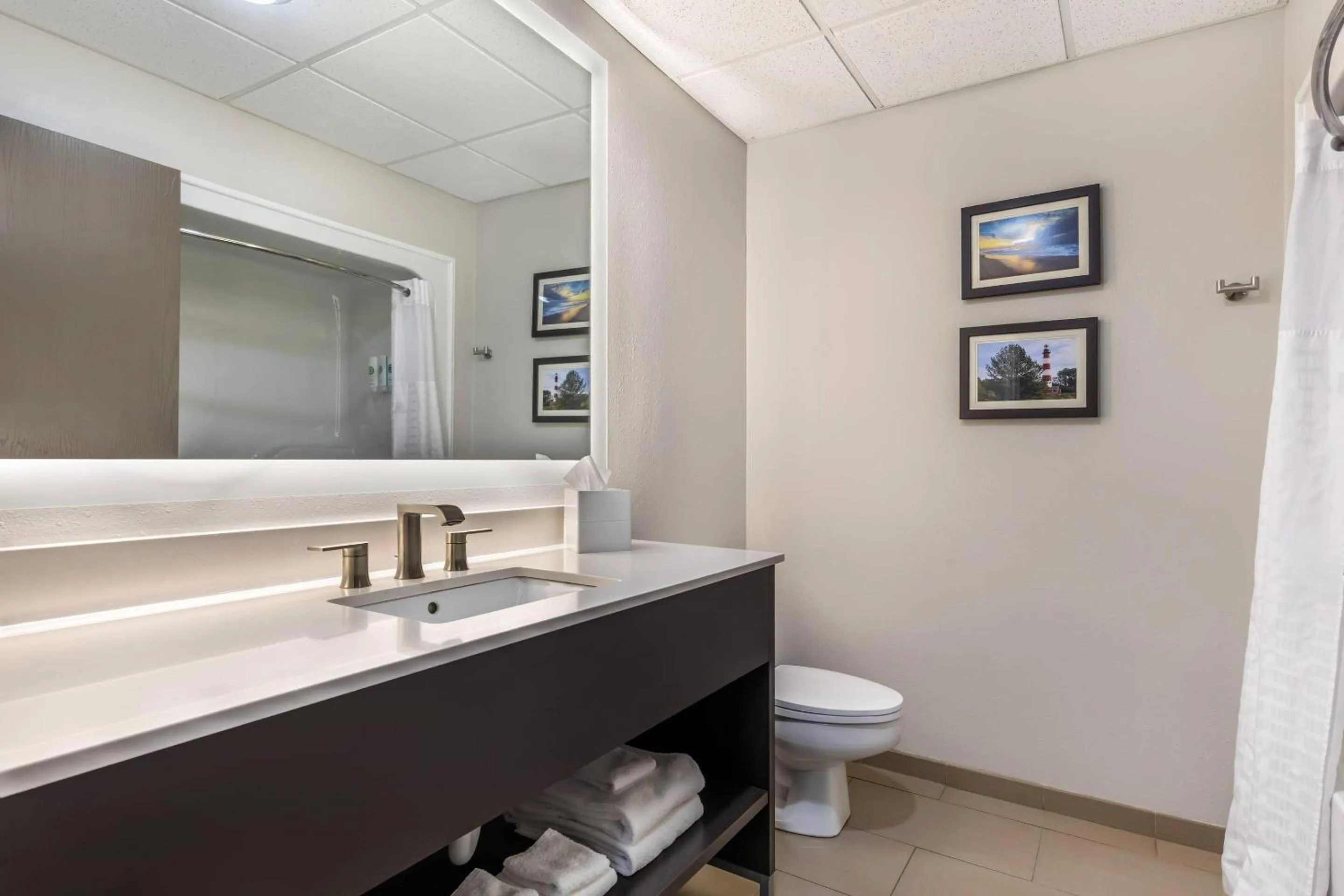 Bedroom in Comfort Suites Chincoteague Island Bayfront Resort