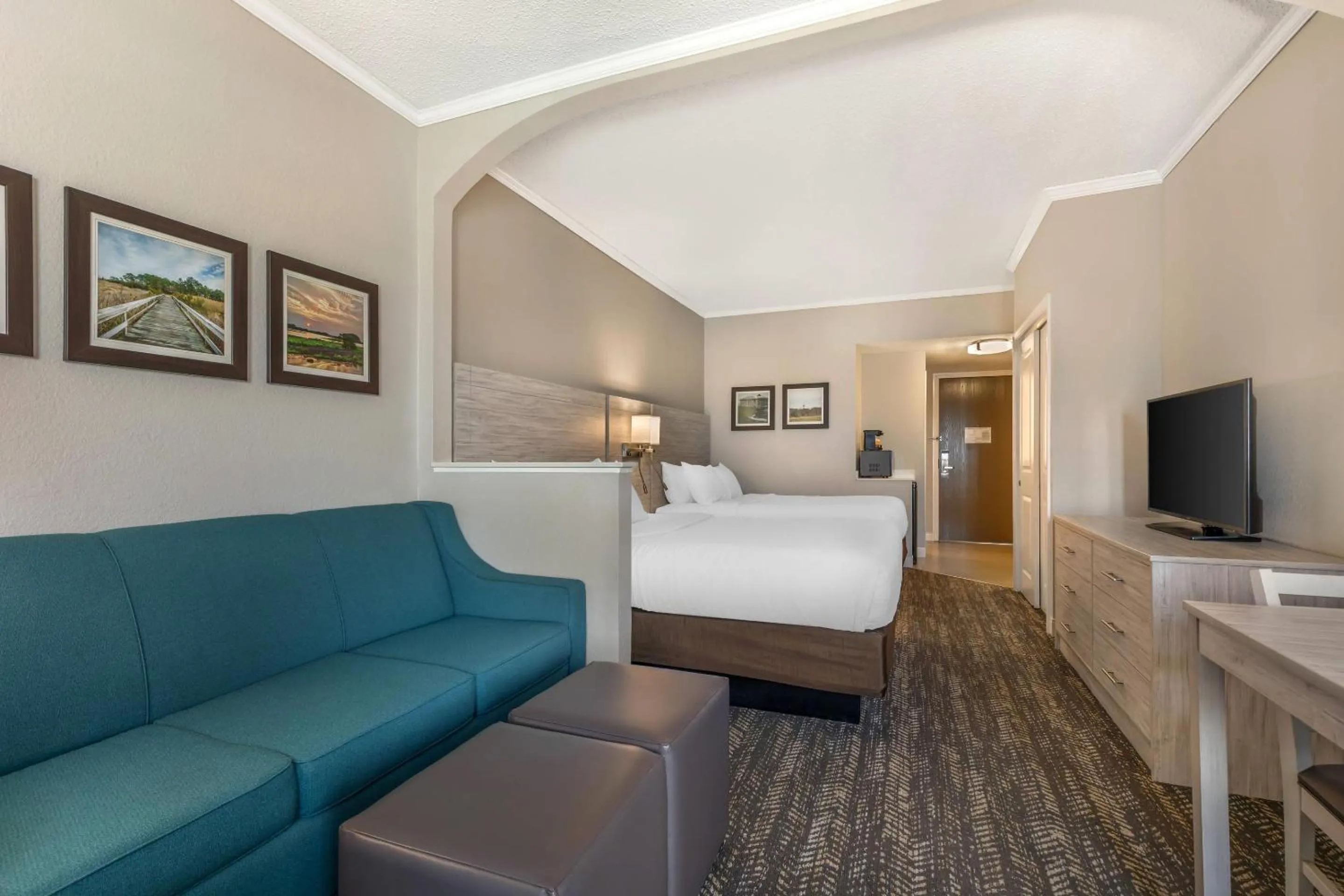 Bedroom, Bed in Comfort Suites Chincoteague Island Bayfront Resort