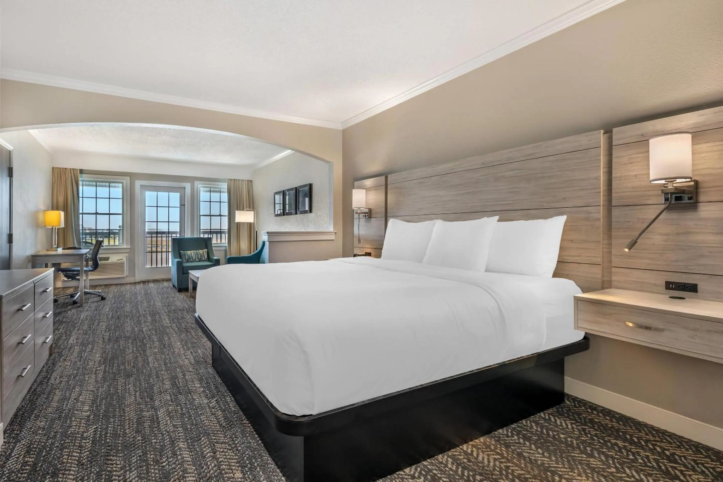 Bedroom, Bed in Comfort Suites Chincoteague Island Bayfront Resort