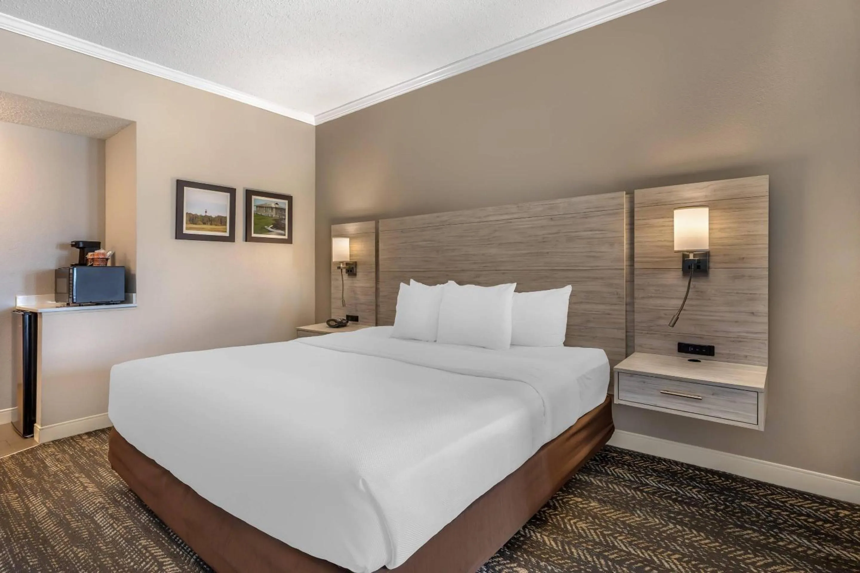 Bedroom, Bed in Comfort Suites Chincoteague Island Bayfront Resort