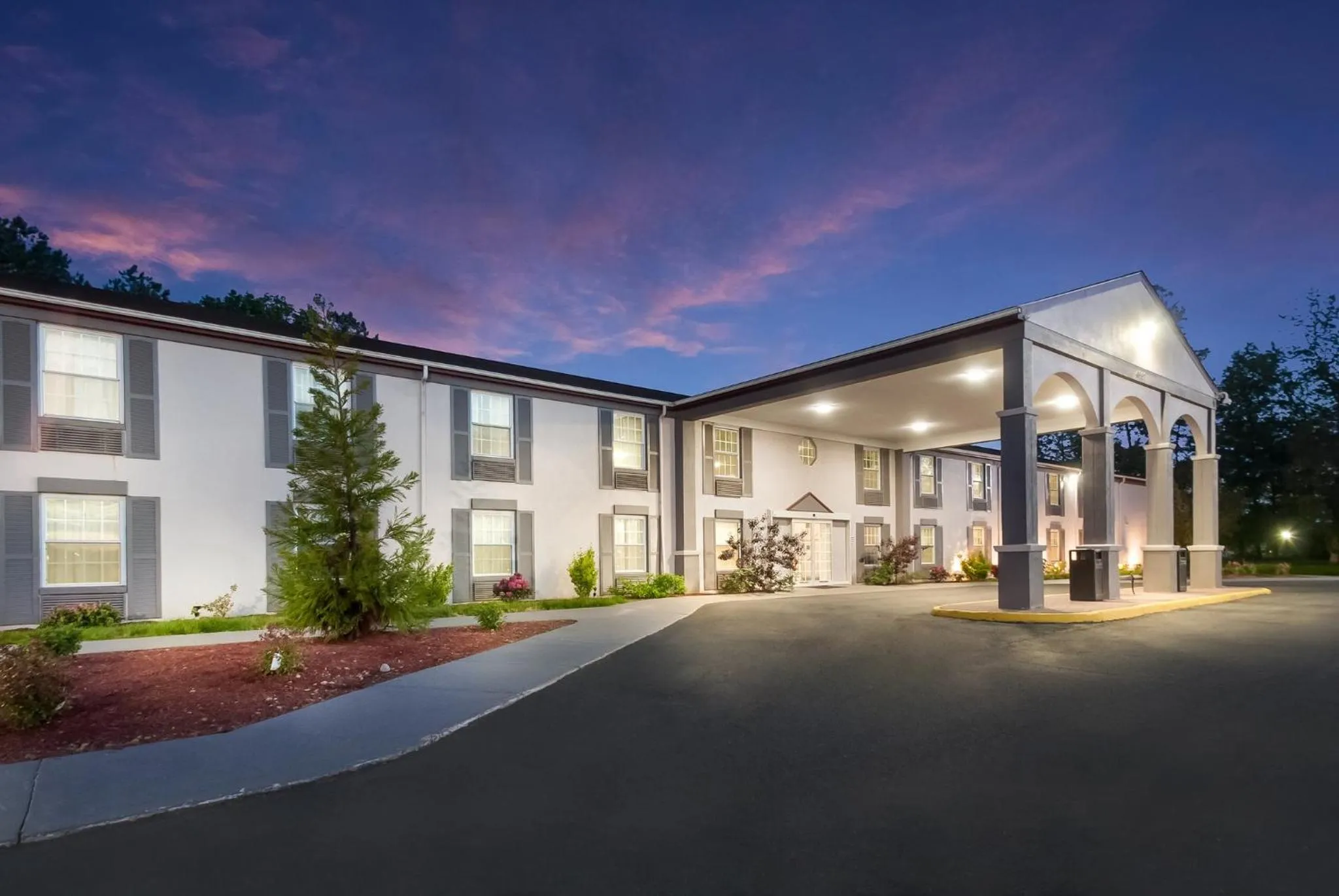 Property building in Red Roof Inn Dahlgren - Naval Base