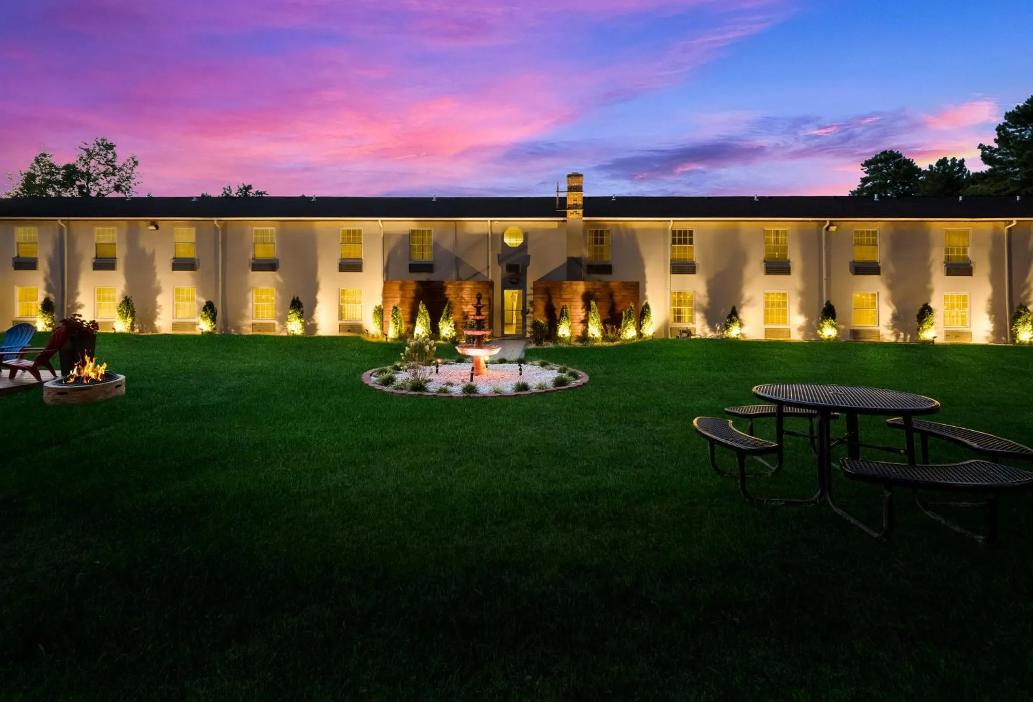 Property building in Red Roof Inn Dahlgren - Naval Base