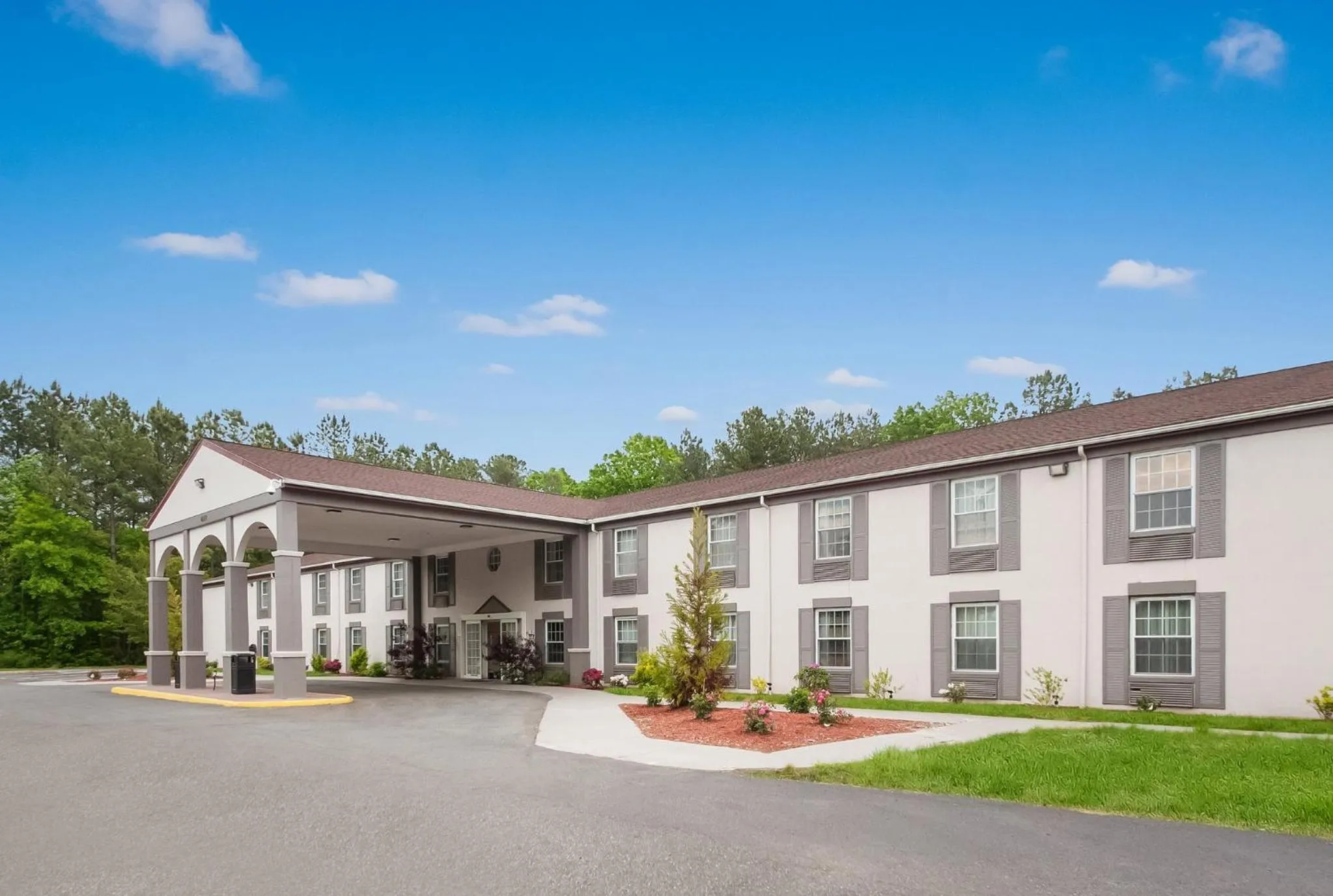 Property building in Red Roof Inn Dahlgren - Naval Base