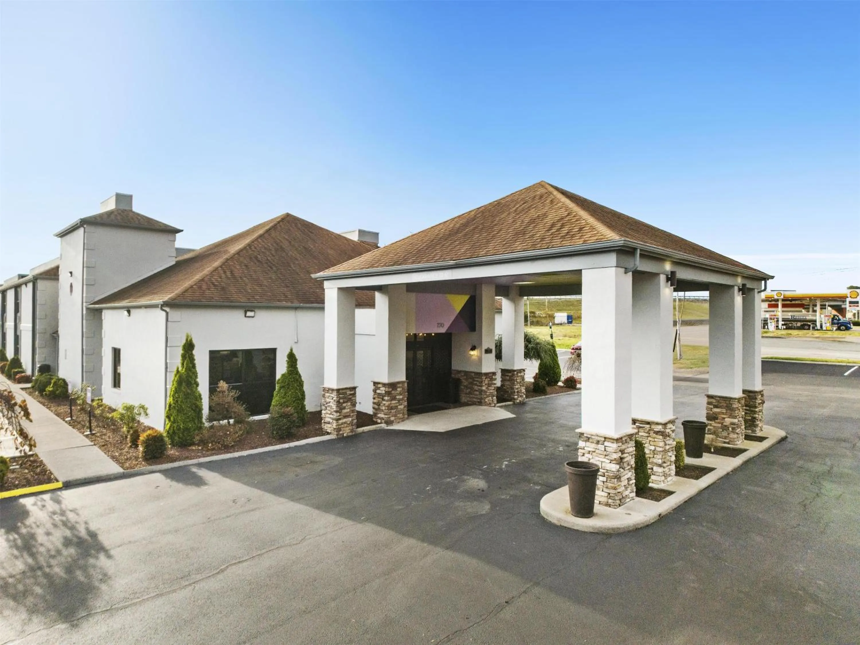 Property building in Spark by Hilton Abingdon I-81 near Fairgrounds