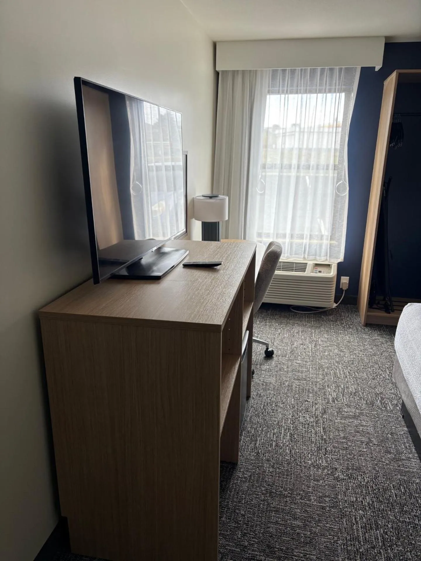 Bedroom, Bed in Spark by Hilton Abingdon I-81 near Fairgrounds