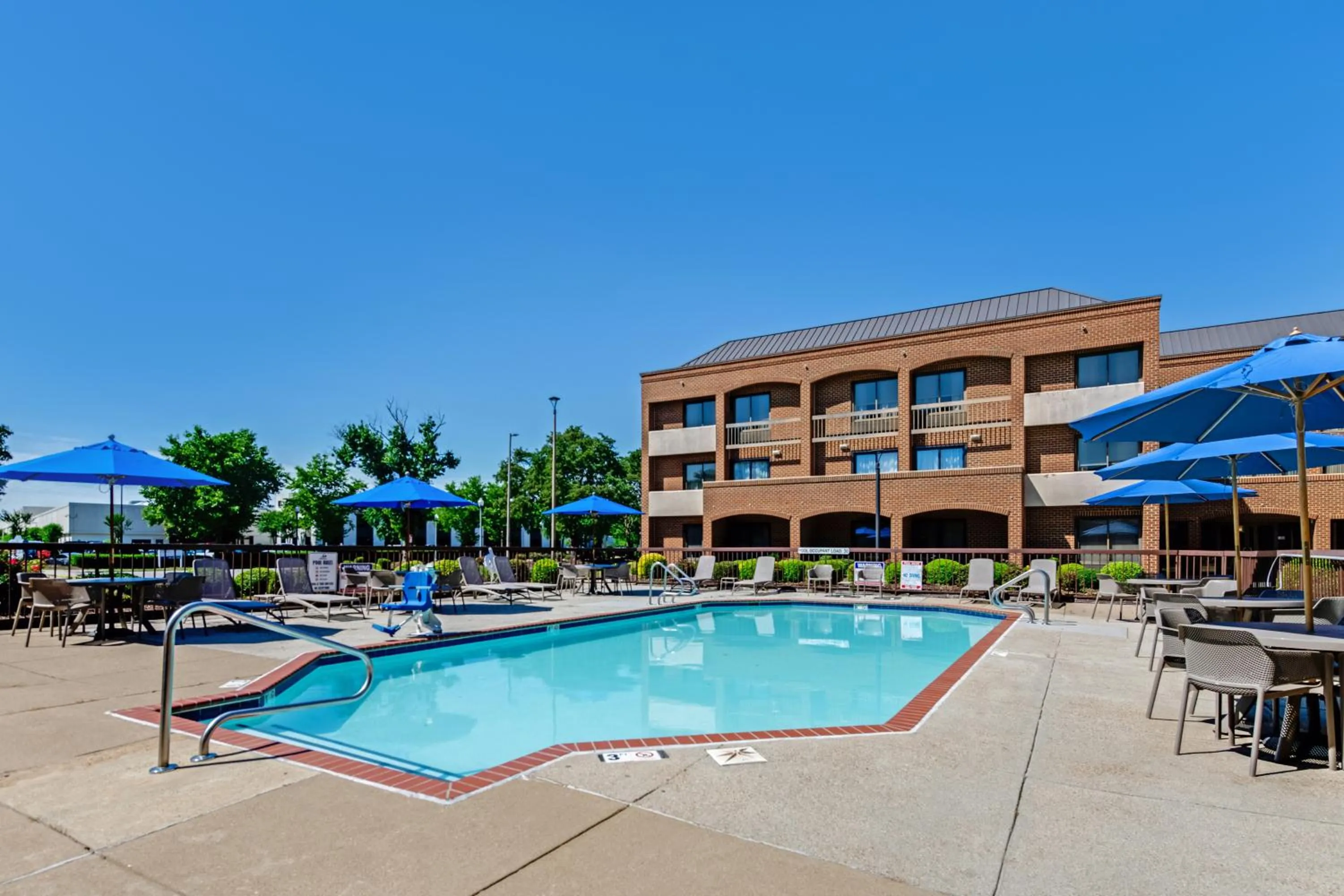 Patio in Comfort Suites Chesapeake - Norfolk