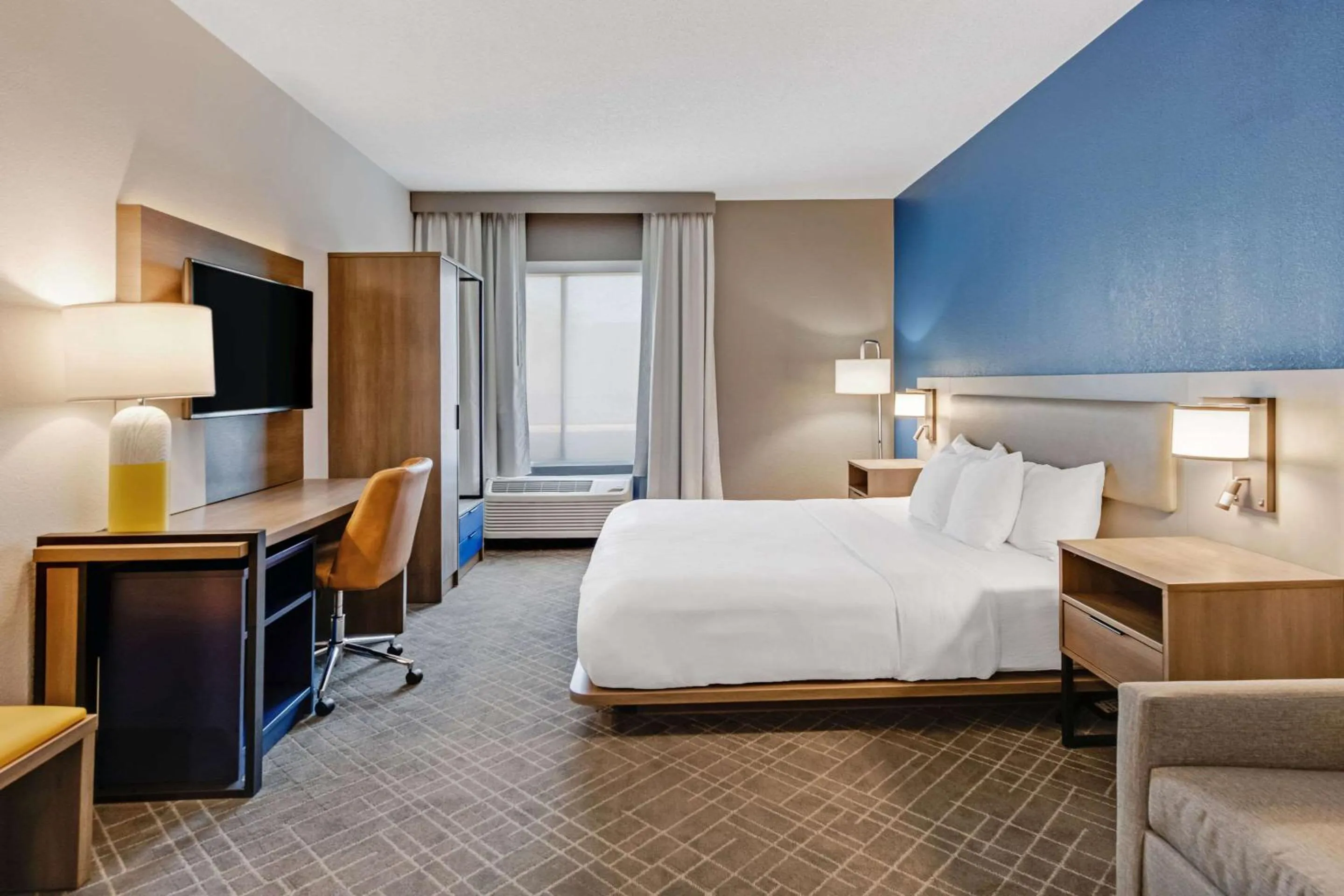 Bedroom, Bed in Comfort Suites Chesapeake - Norfolk