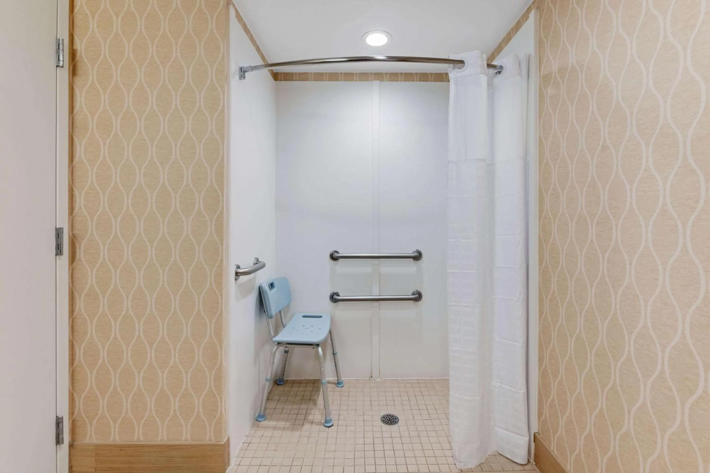 Bedroom in Comfort Suites Chesapeake - Norfolk