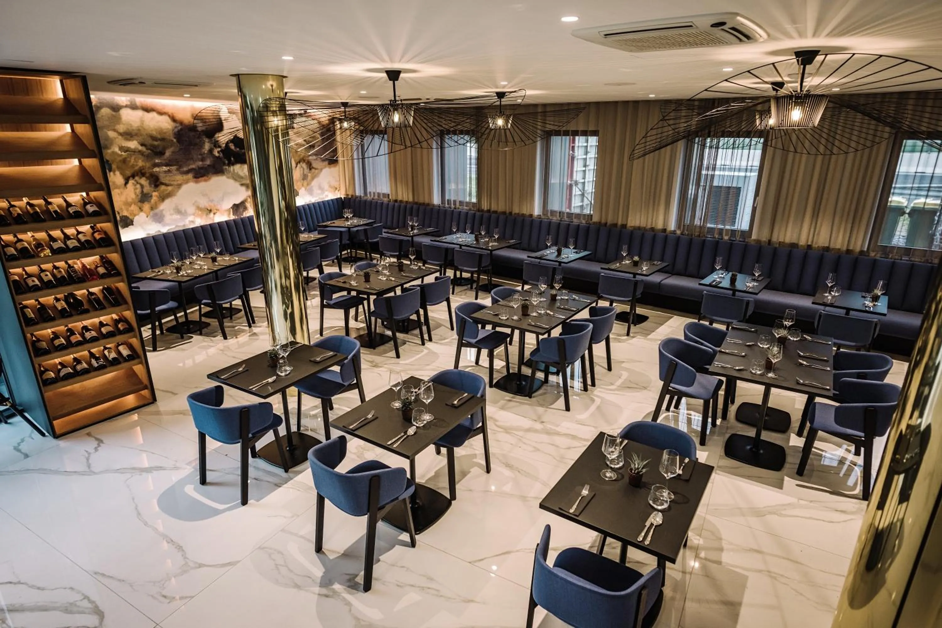 Restaurant/places to eat in Hotel A plus