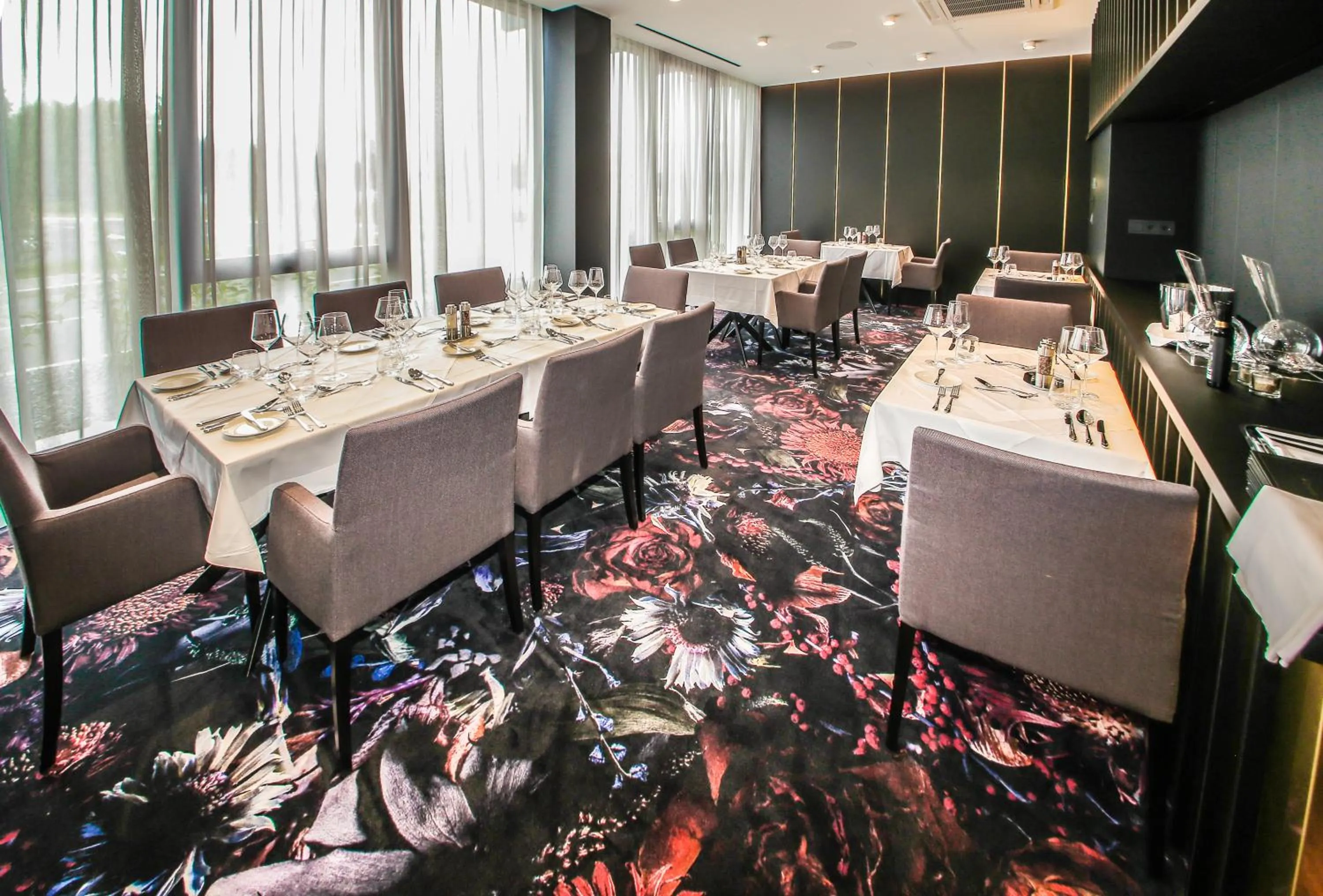 Restaurant/places to eat in Hotel A plus