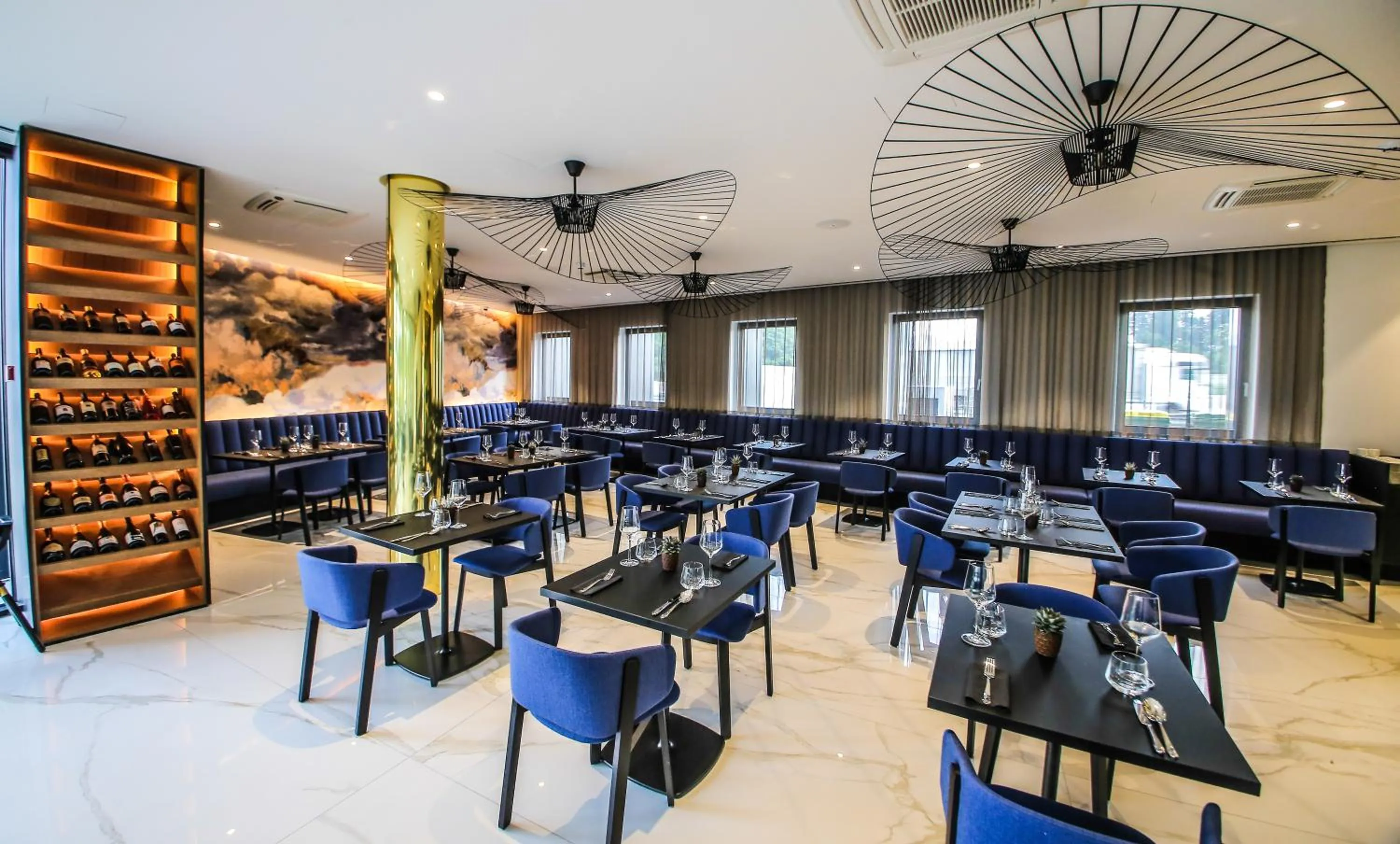 Restaurant/places to eat in Hotel A plus