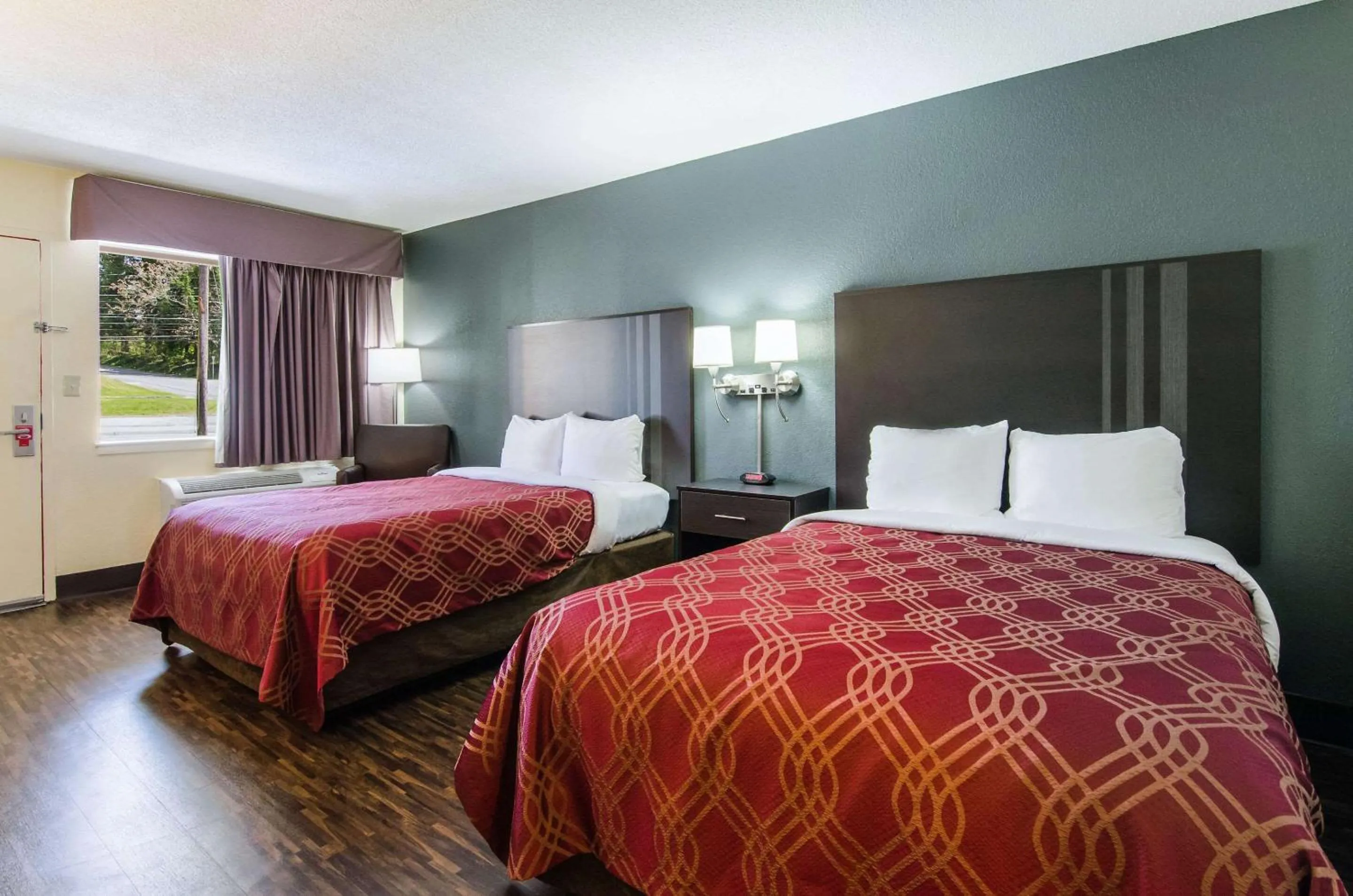 Photo of the whole room, Bed in Econo Lodge Near Motor Speedway