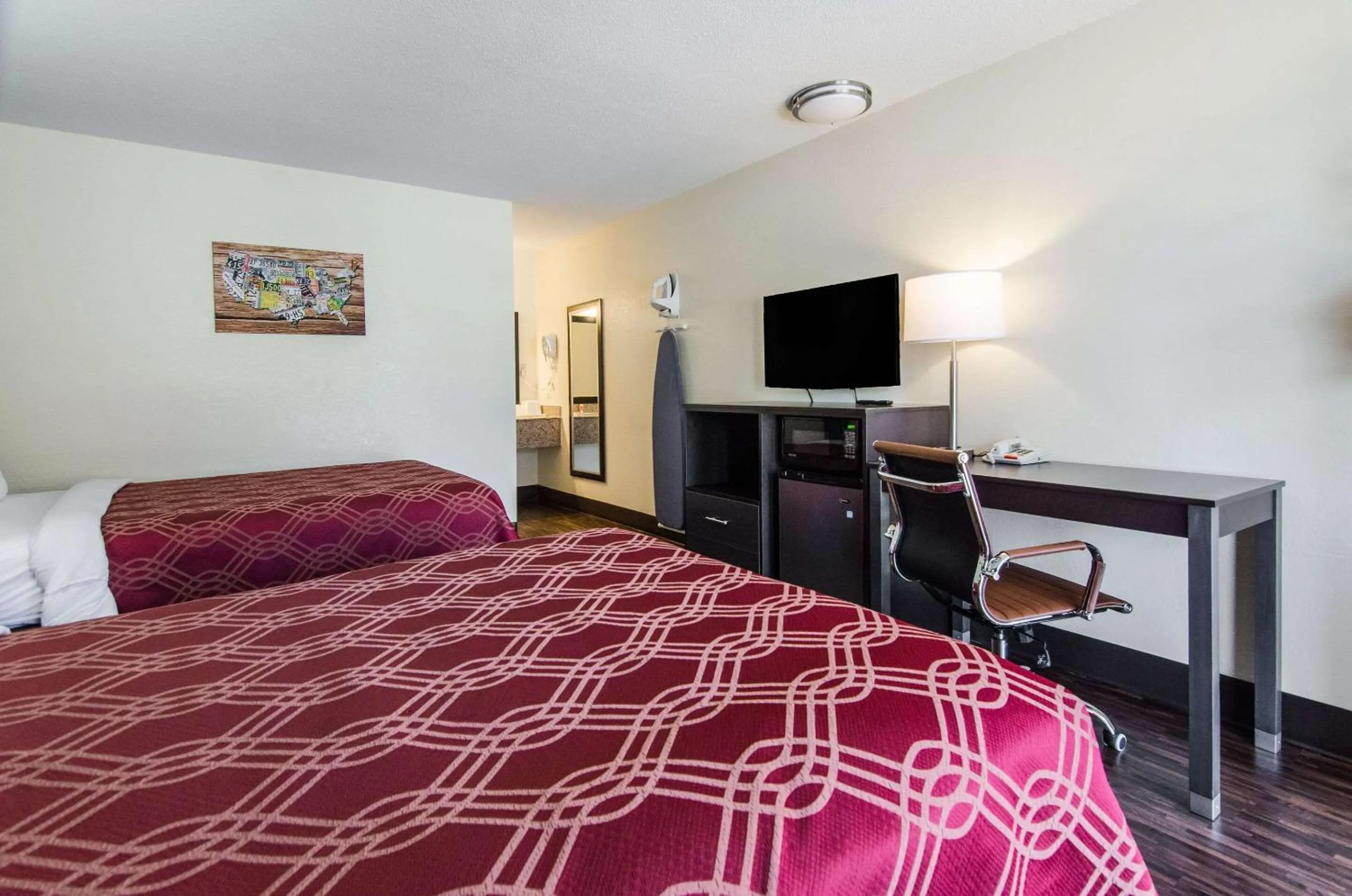 Photo of the whole room, Bed in Econo Lodge Near Motor Speedway