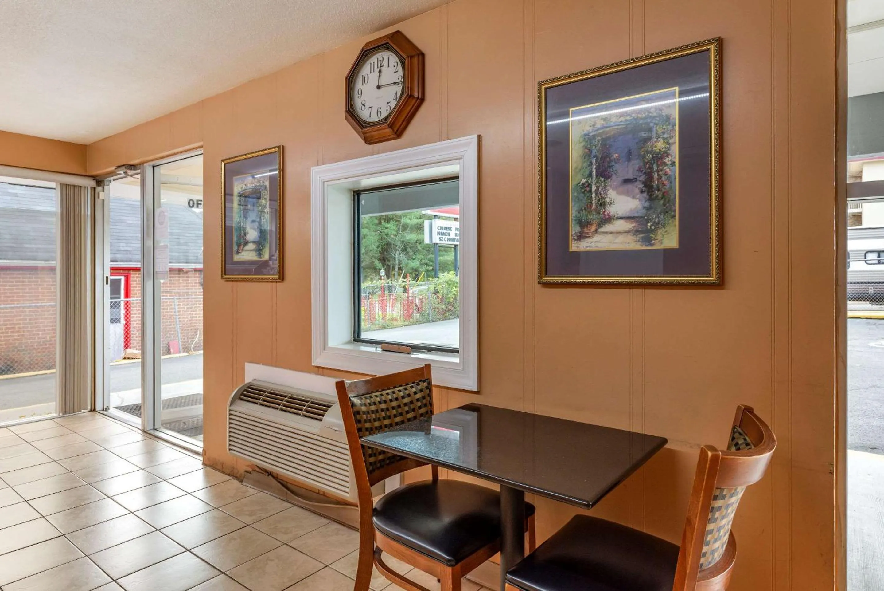 Restaurant/places to eat in Econo Lodge Charlottesville North - University Area