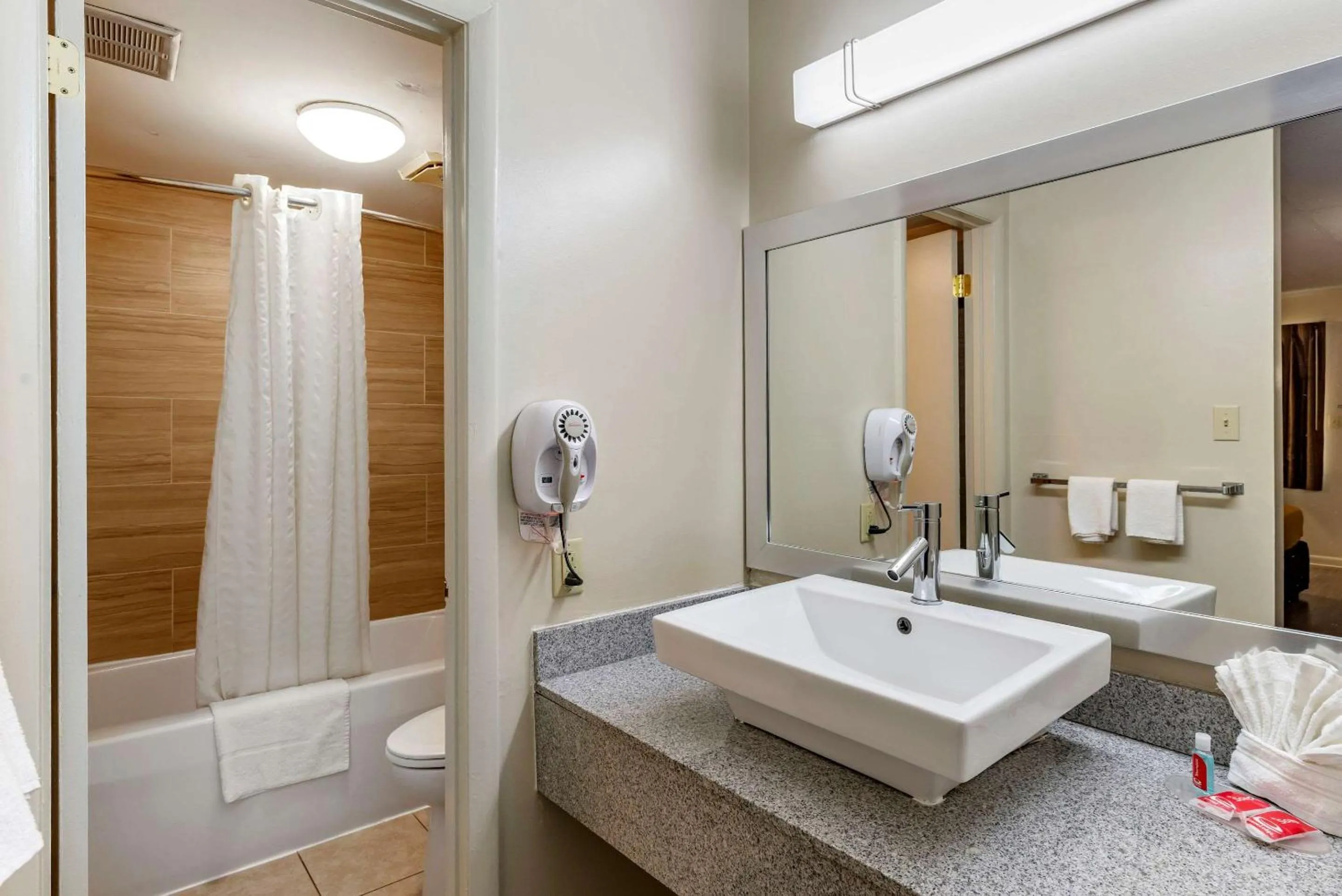 Bathroom in Econo Lodge Charlottesville North - University Area