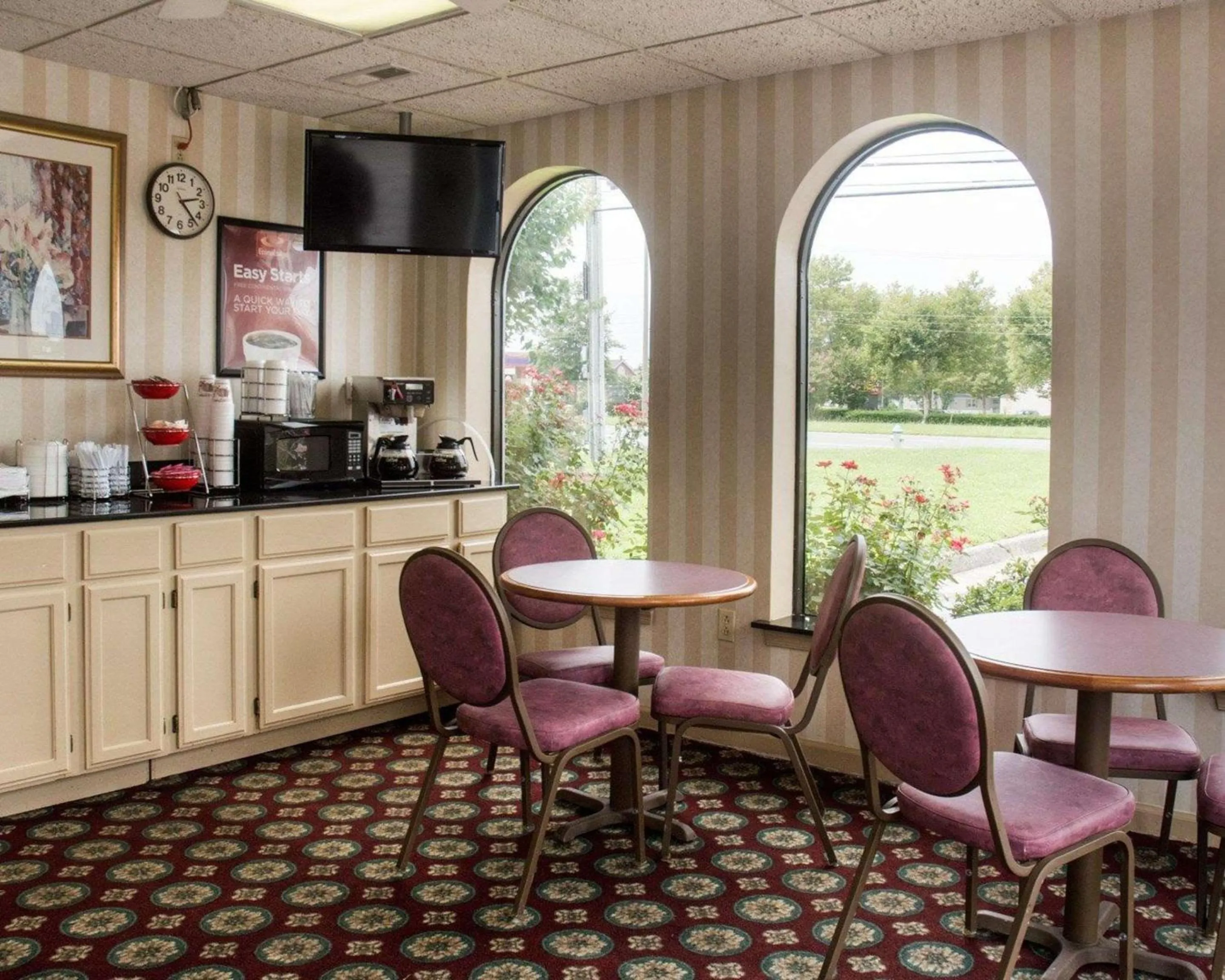 Restaurant/places to eat in Econo Lodge Chesapeake Route 13 and I-464
