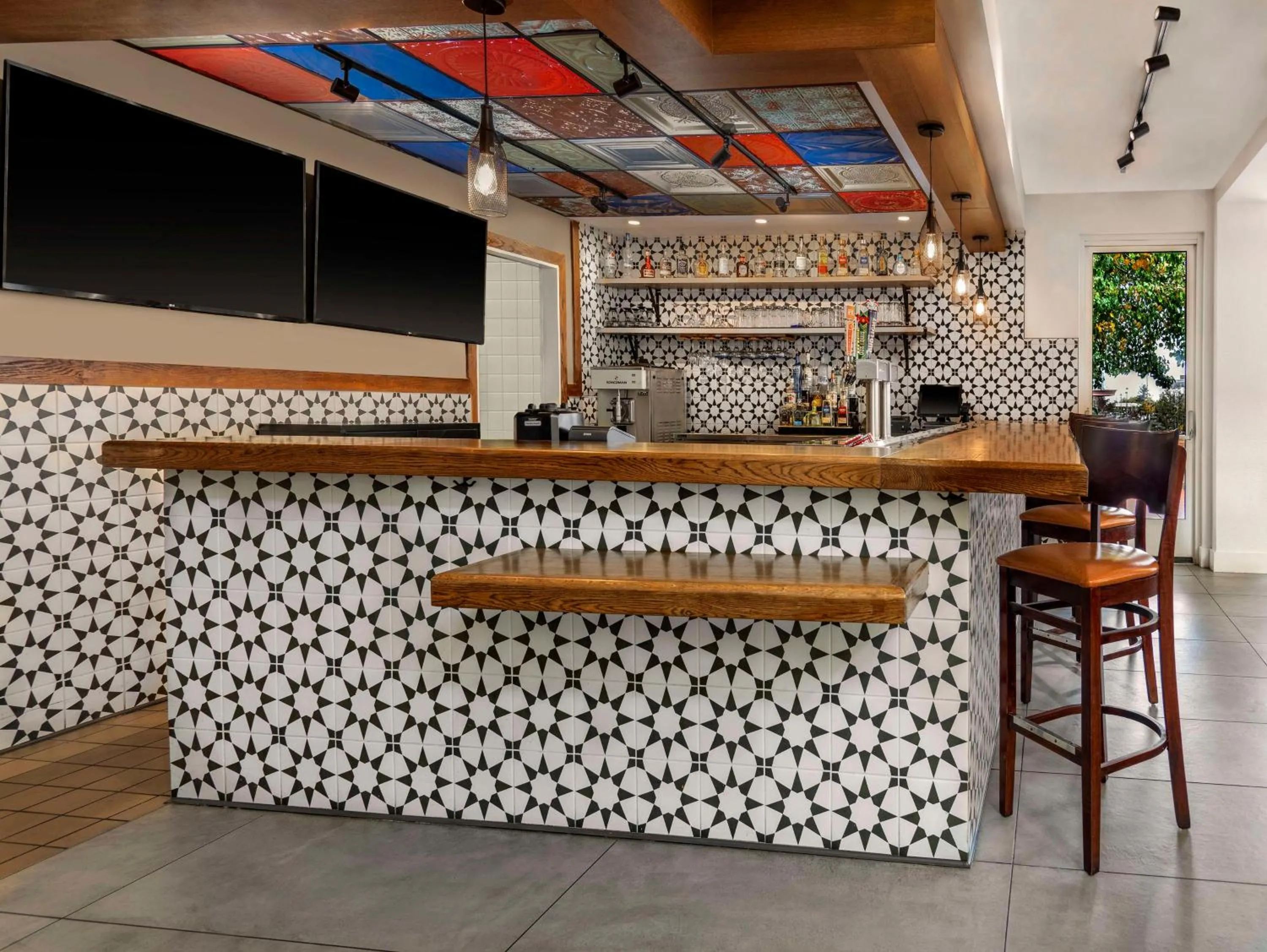 Lounge or bar in Hilton Garden Inn Denver Airport