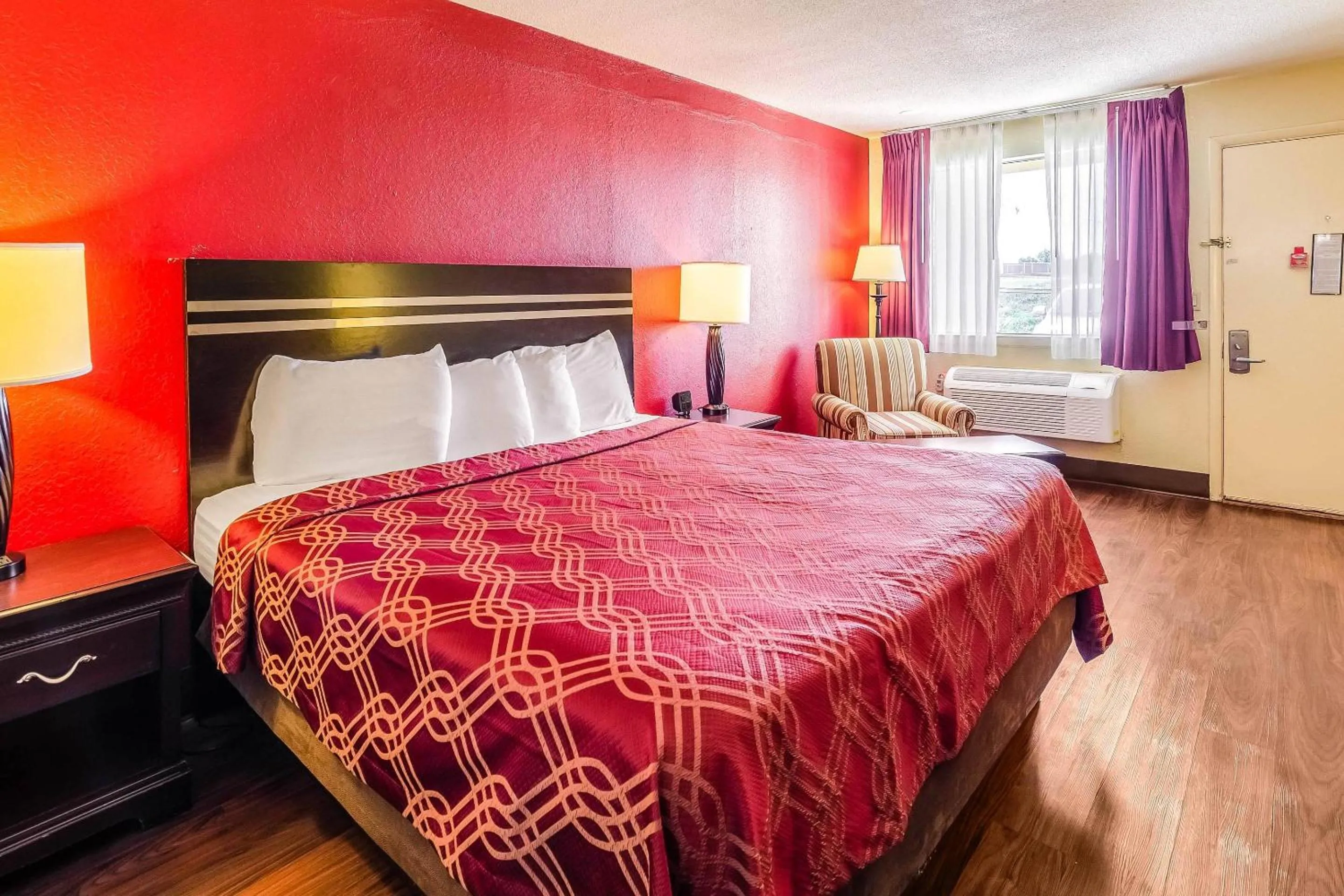 Bedroom, Bed in Econo Lodge Christiansburg-Blacksburg I-81