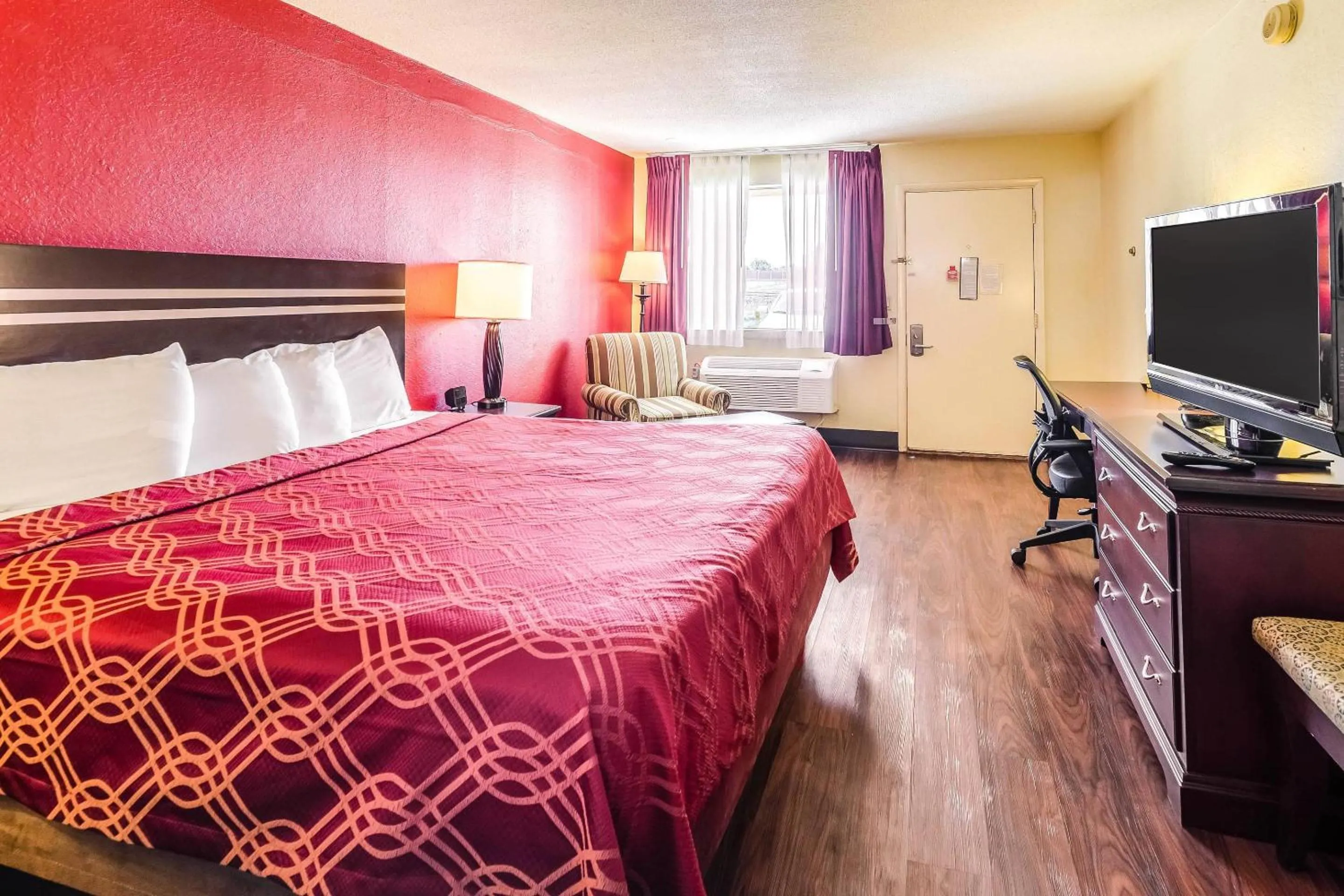 Bedroom, Bed in Econo Lodge Christiansburg-Blacksburg I-81