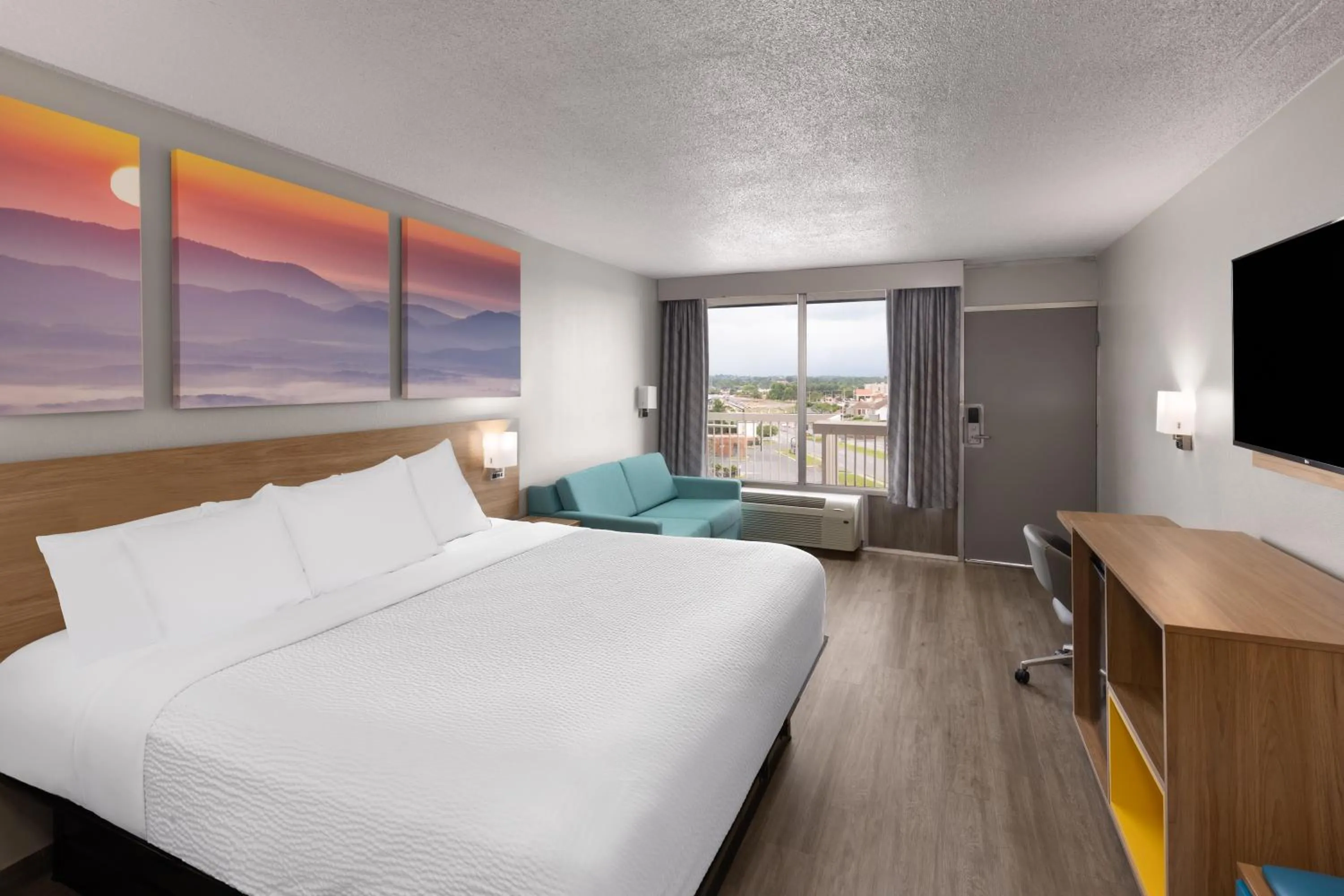 Bedroom, Bed in Days Inn by Wyndham Harrisonburg