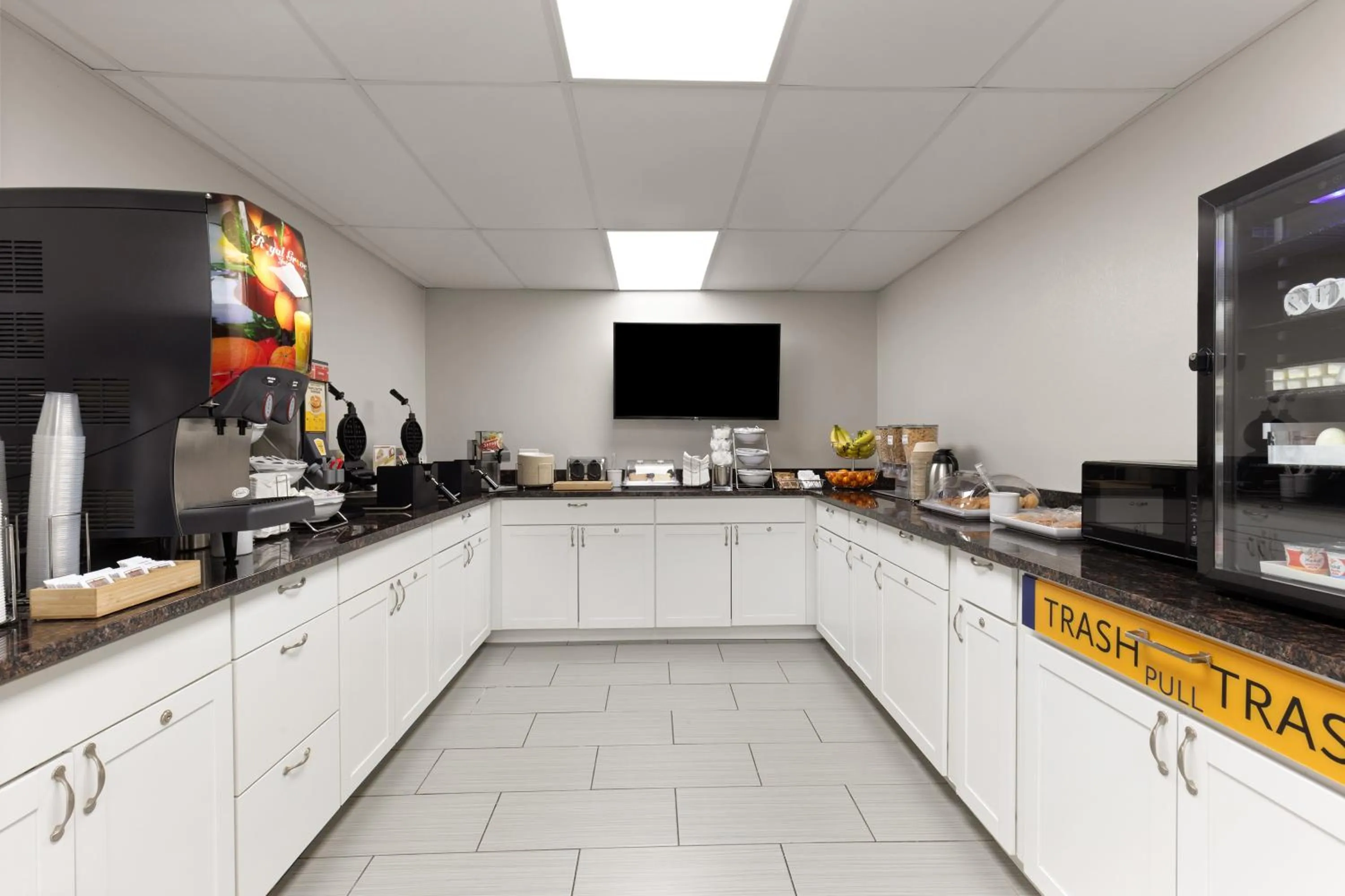 Coffee/tea facilities in Days Inn by Wyndham Harrisonburg