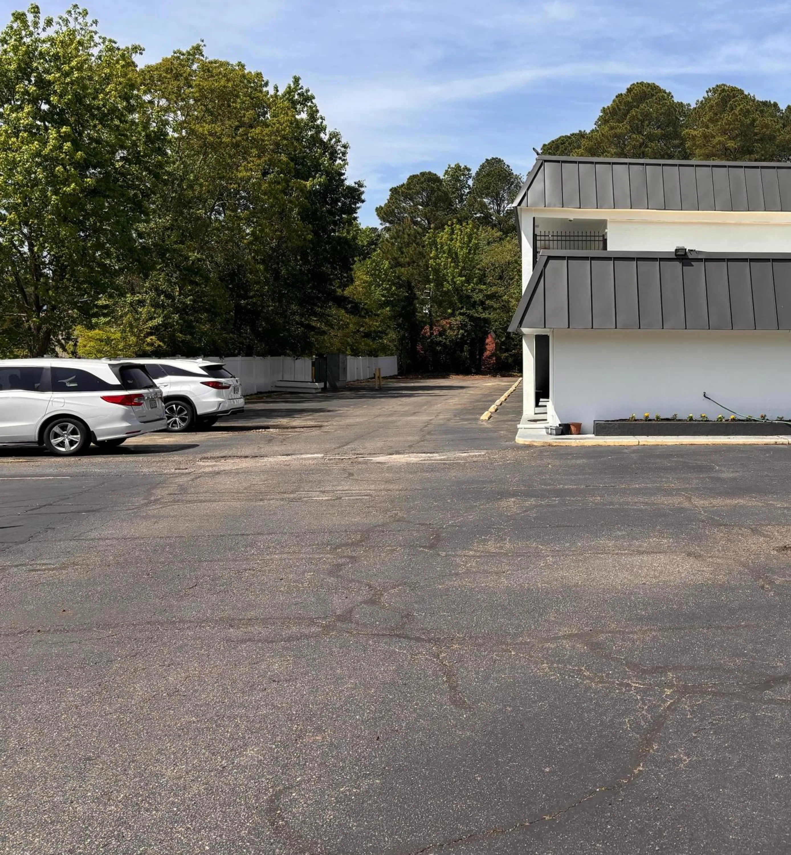 Parking in Sunrise Inn By OYO Newport News US-60