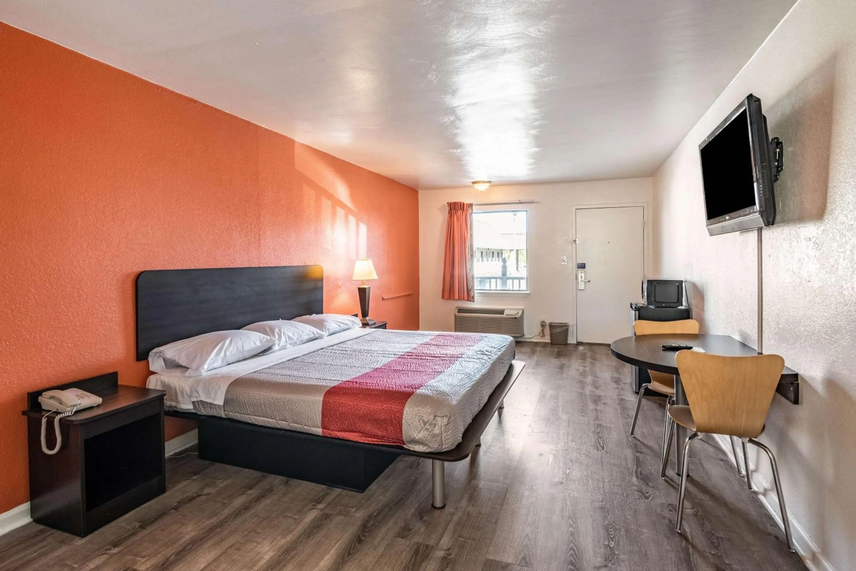 TV and multimedia, Bed in Motel 6-Portsmouth, VA