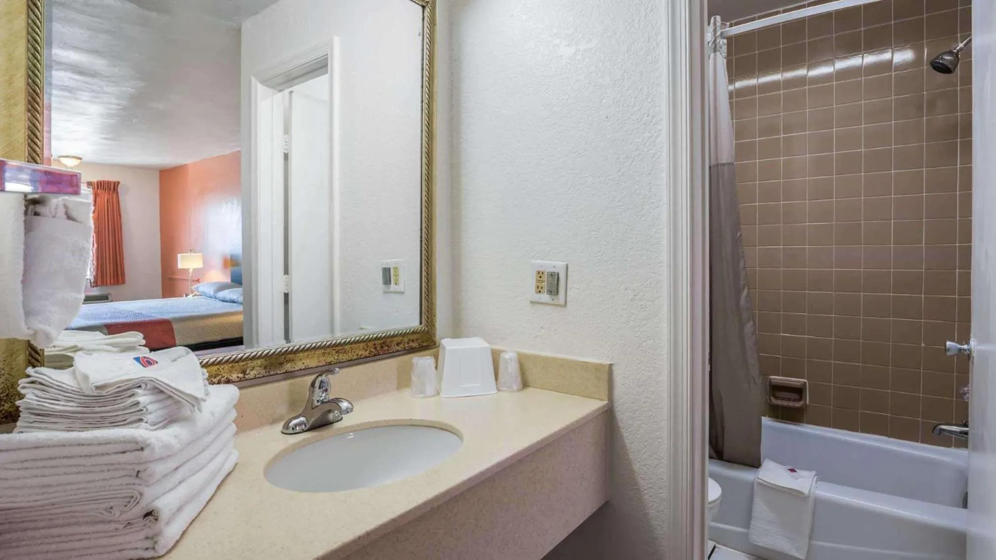Bathroom, Bed in Motel 6-Portsmouth, VA