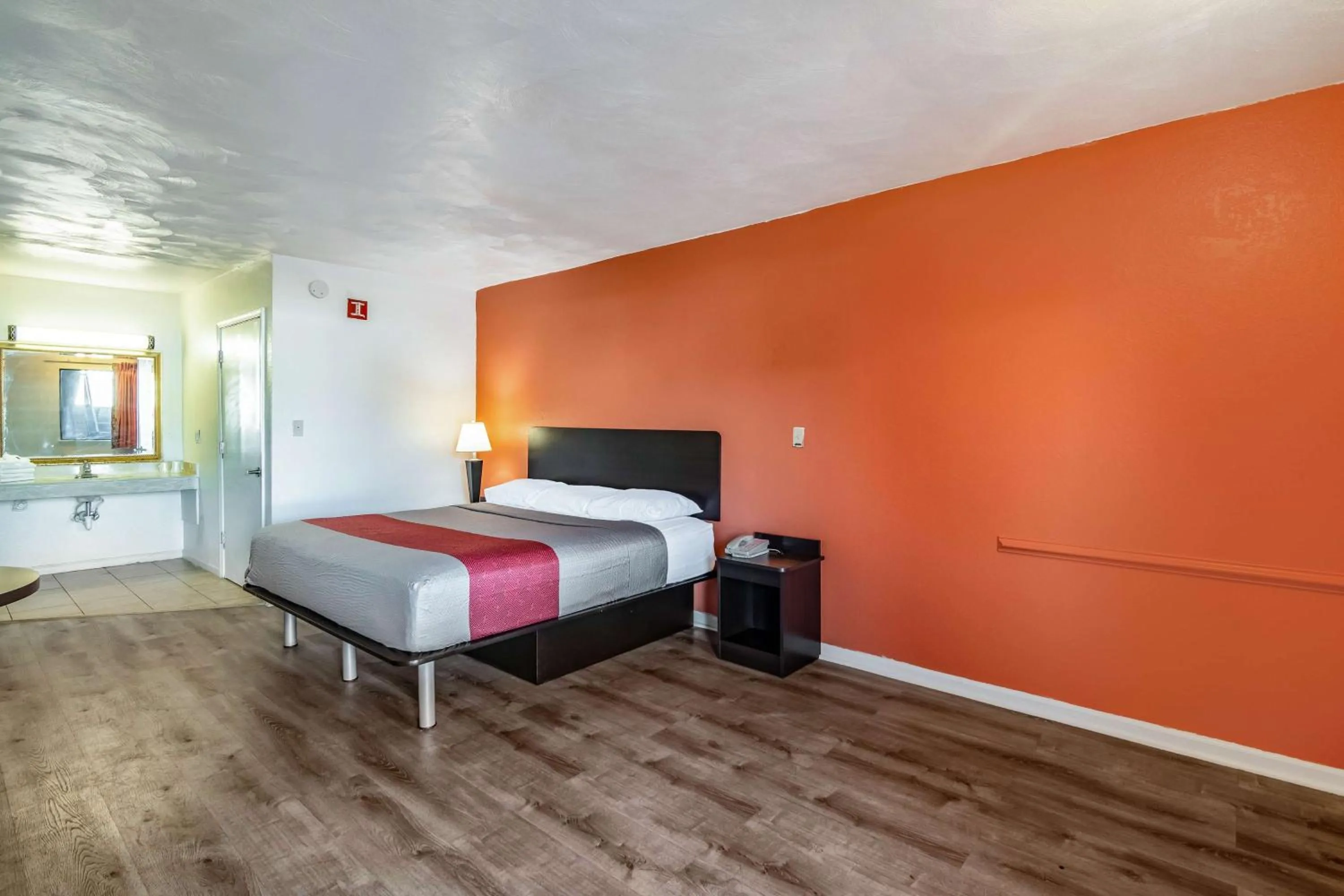 Photo of the whole room, Bed in Motel 6-Portsmouth, VA