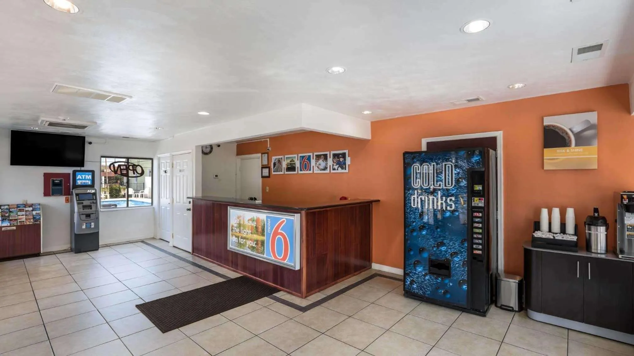 Communal lounge/ TV room in Motel 6-Portsmouth, VA