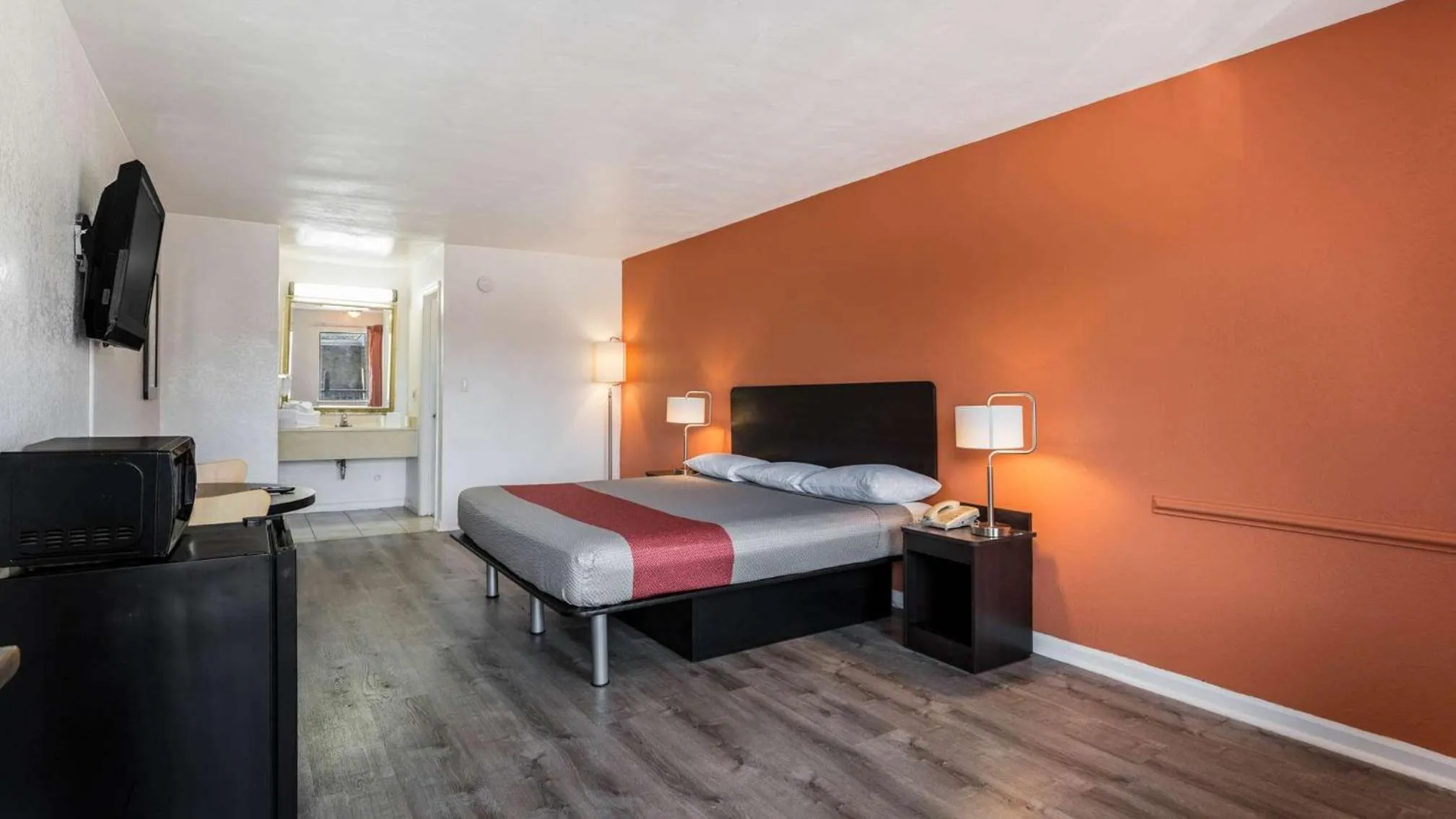 TV and multimedia, Bed in Motel 6-Portsmouth, VA