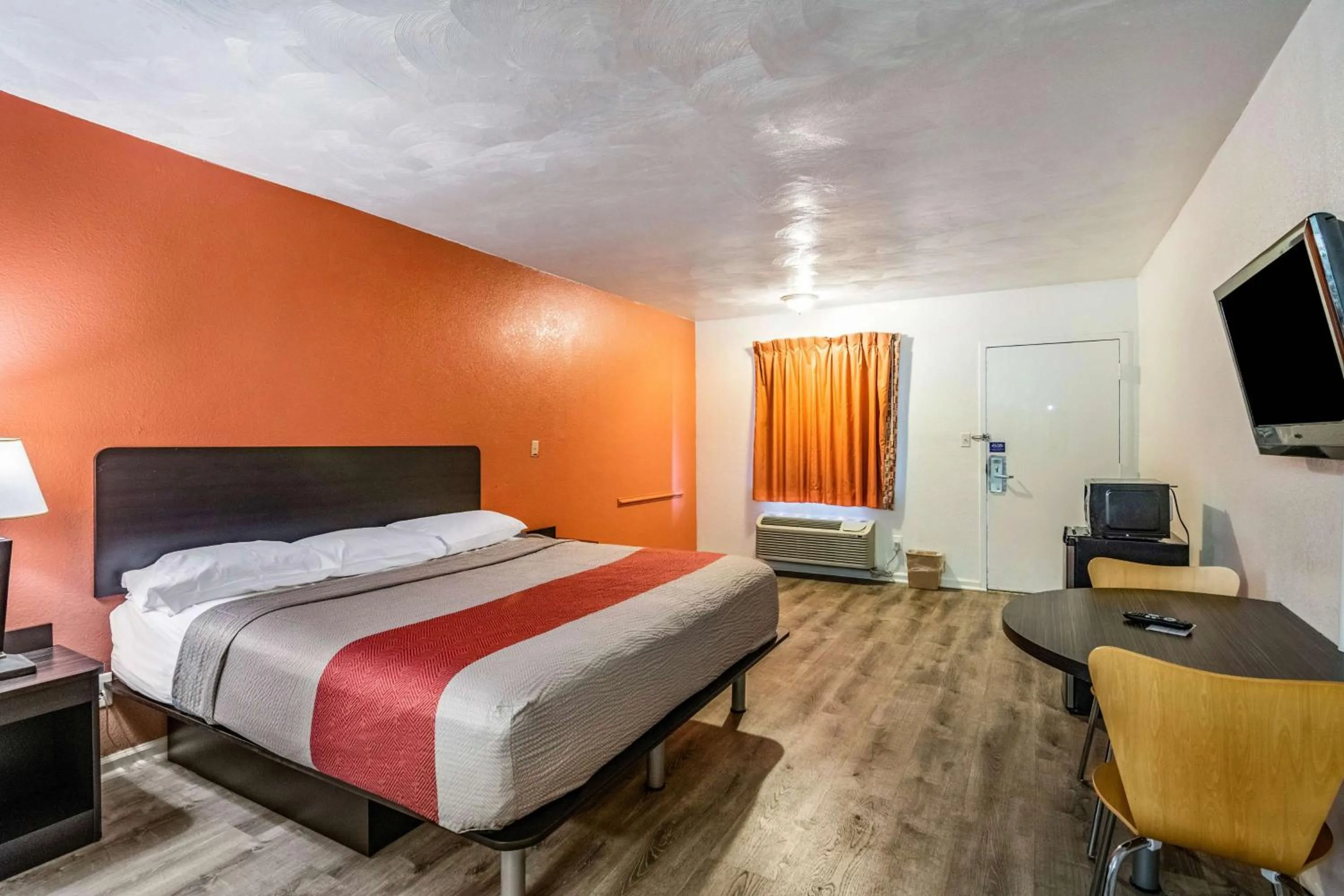 TV and multimedia, Bed in Motel 6-Portsmouth, VA