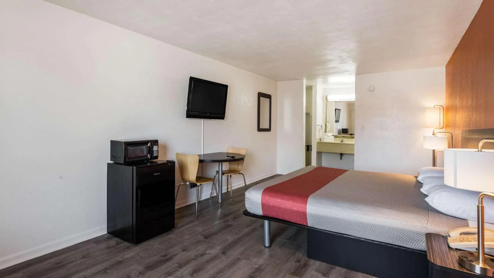 TV and multimedia, Bed in Motel 6-Portsmouth, VA