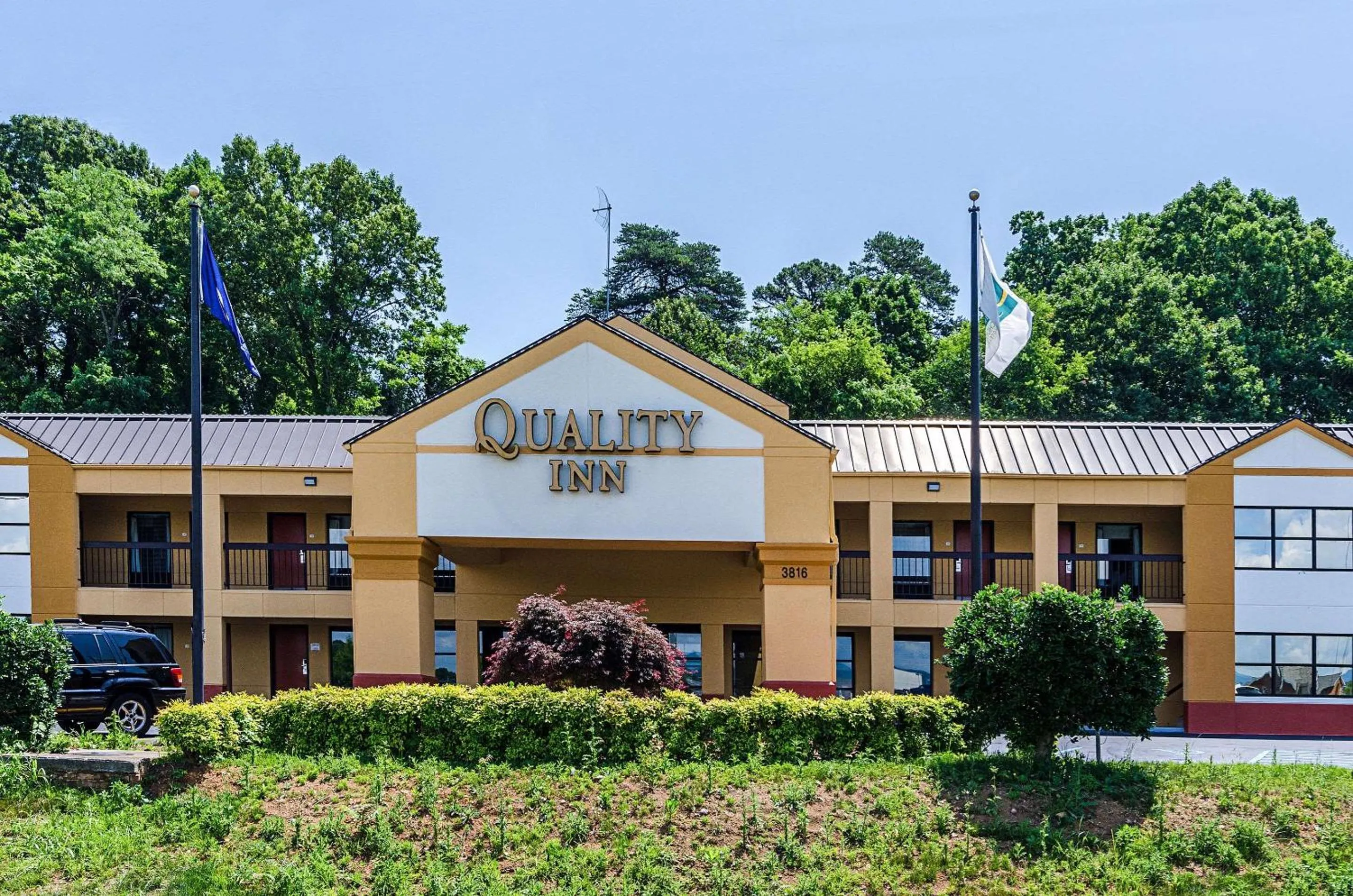 Property building in Quality Inn Tanglewood