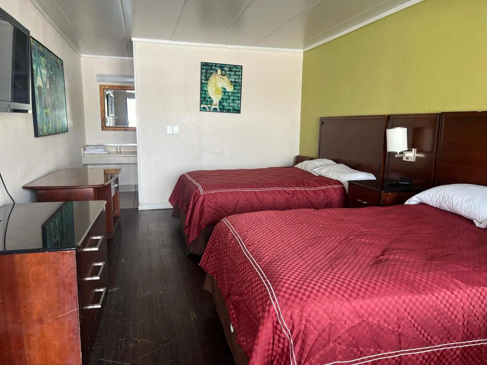 Bedroom, Bed in Capitol Inn by Belvilla Richmond Airport VA