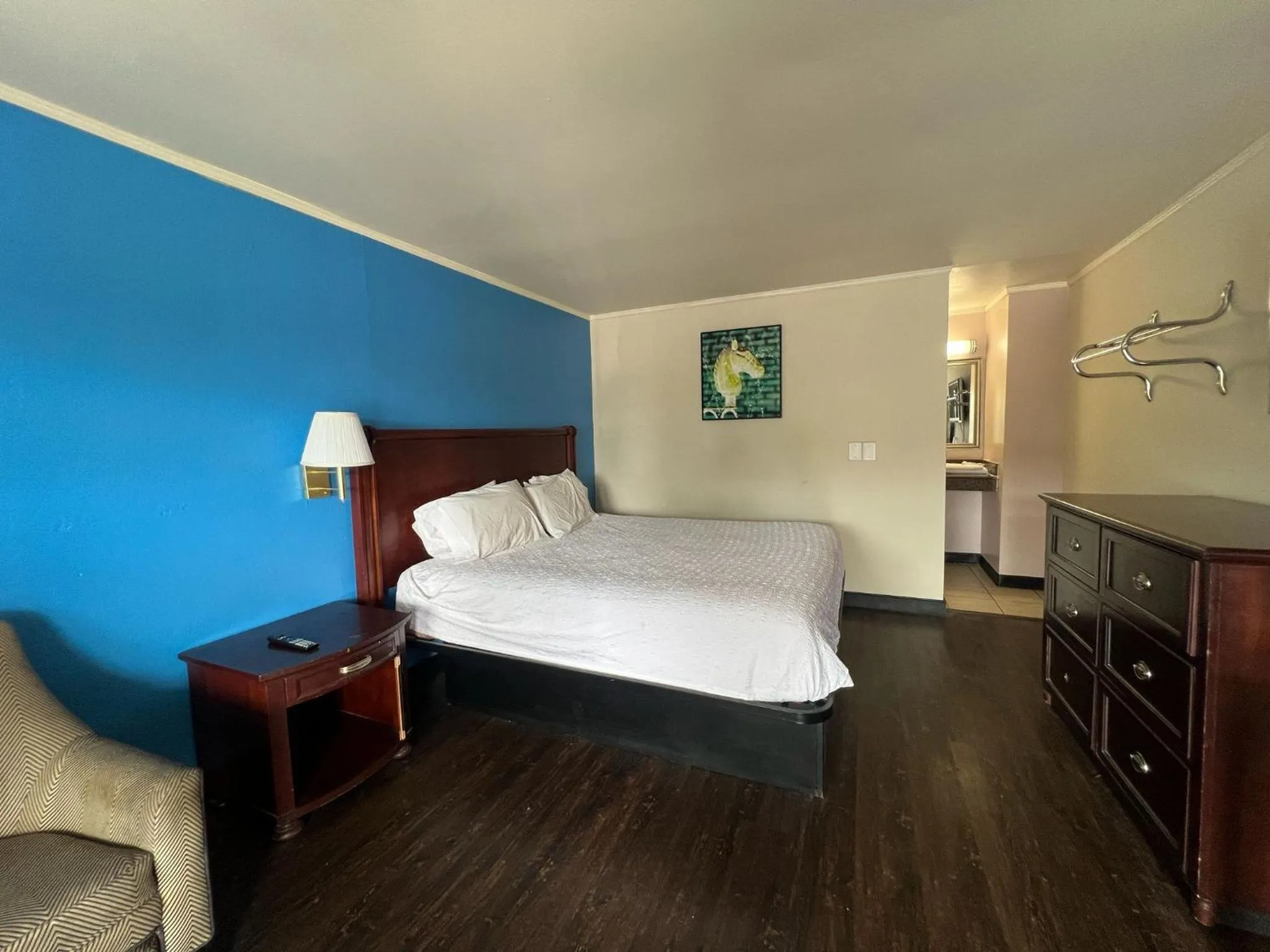 Bedroom, Bed in Capitol Inn by Belvilla Richmond Airport VA