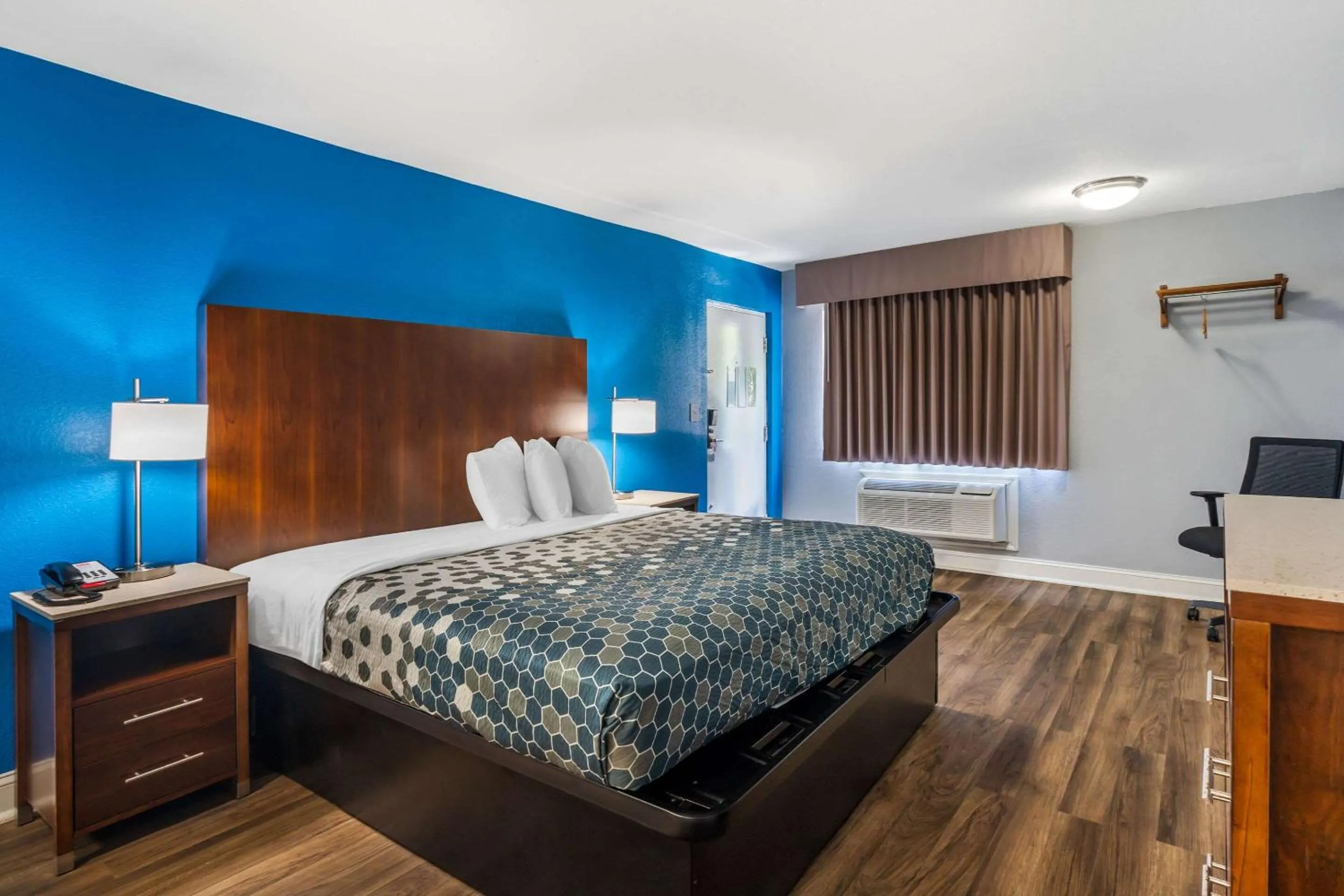 Bedroom, Bed in Econo Lodge Inn & Suites Virginia Beach - Norfolk