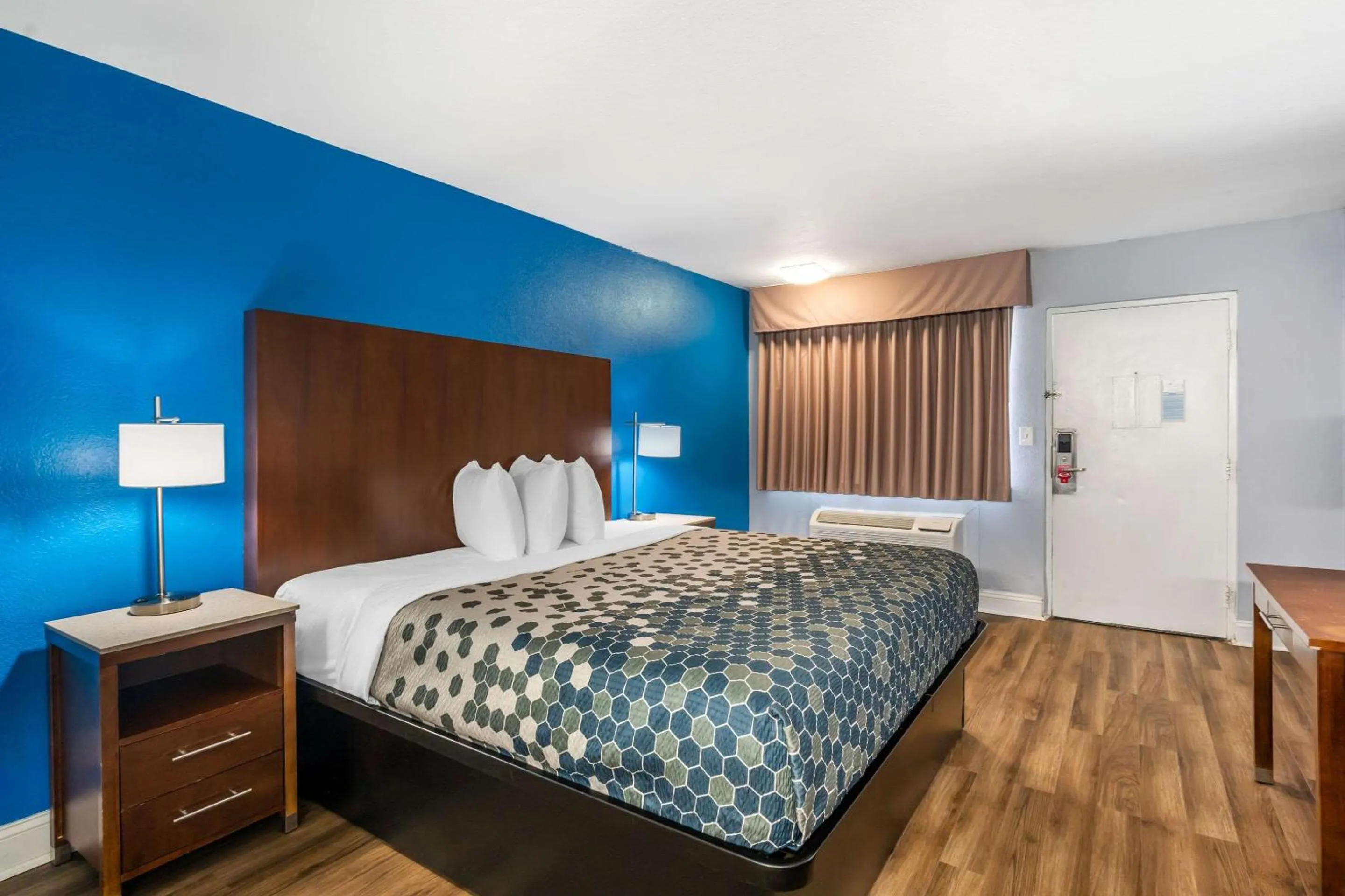 Bedroom, Bed in Econo Lodge Inn & Suites Virginia Beach - Norfolk