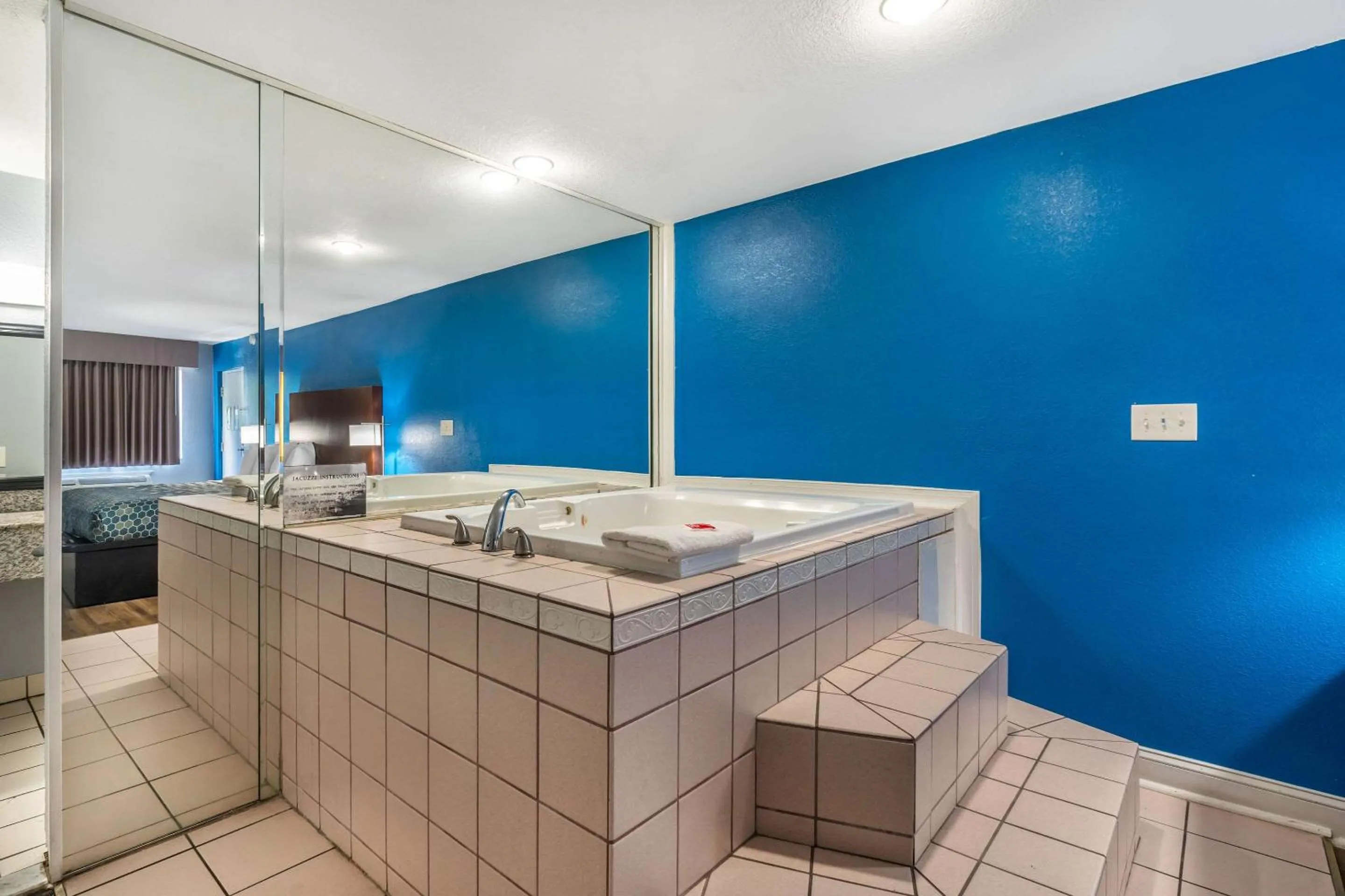 Bedroom in Econo Lodge Inn & Suites Virginia Beach - Norfolk