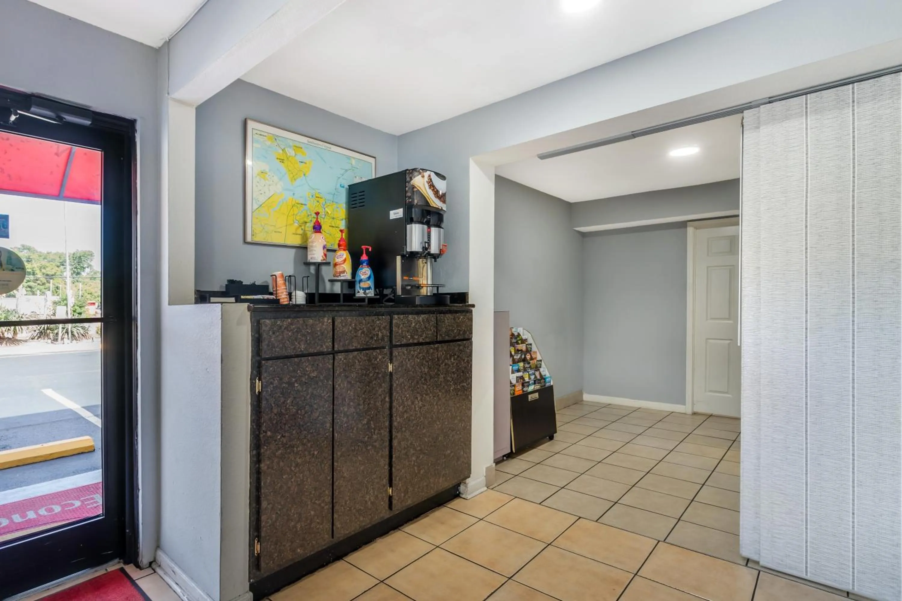 Coffee/tea facilities in Econo Lodge Inn & Suites Virginia Beach - Norfolk