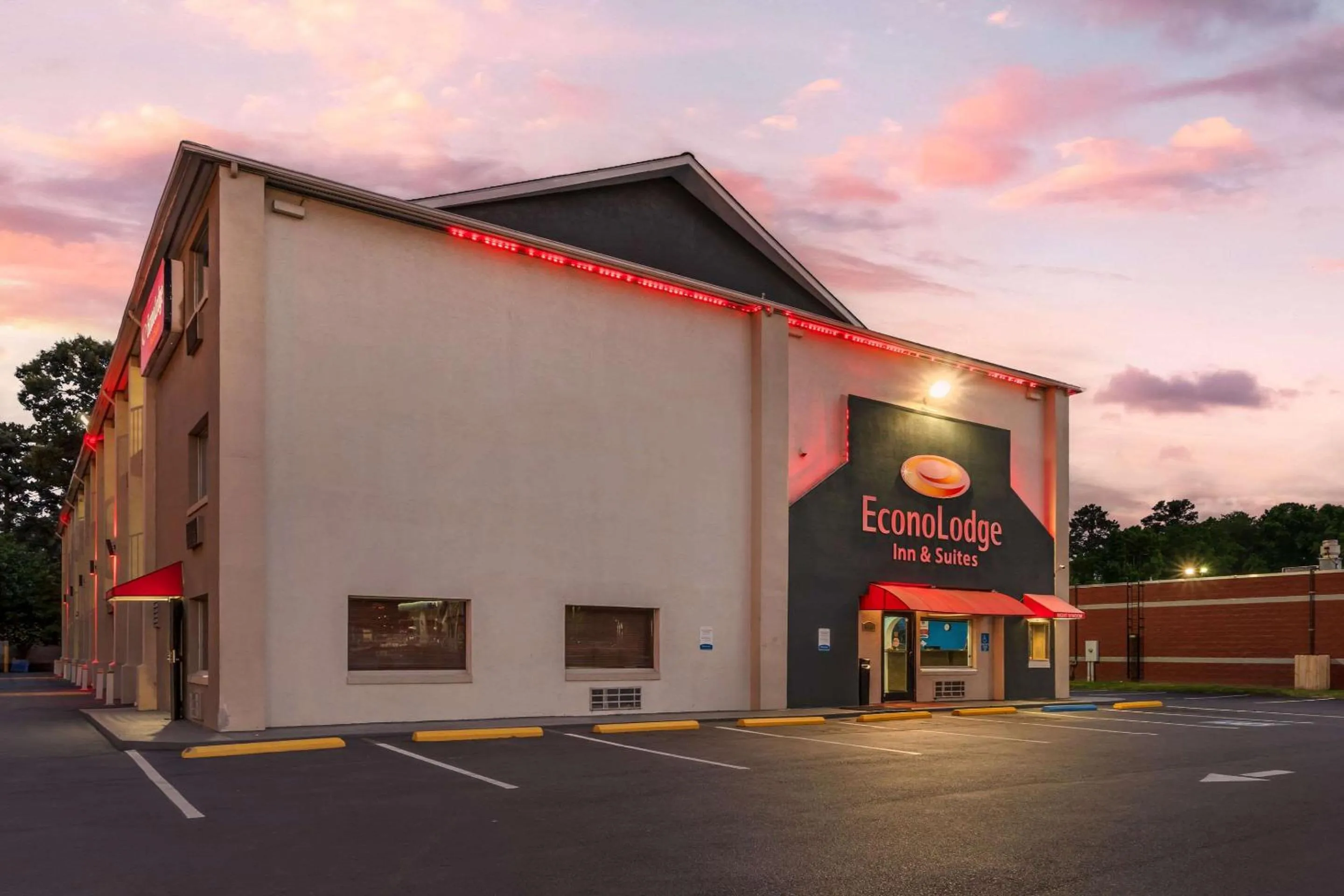 Property building in Econo Lodge Inn & Suites Virginia Beach - Norfolk