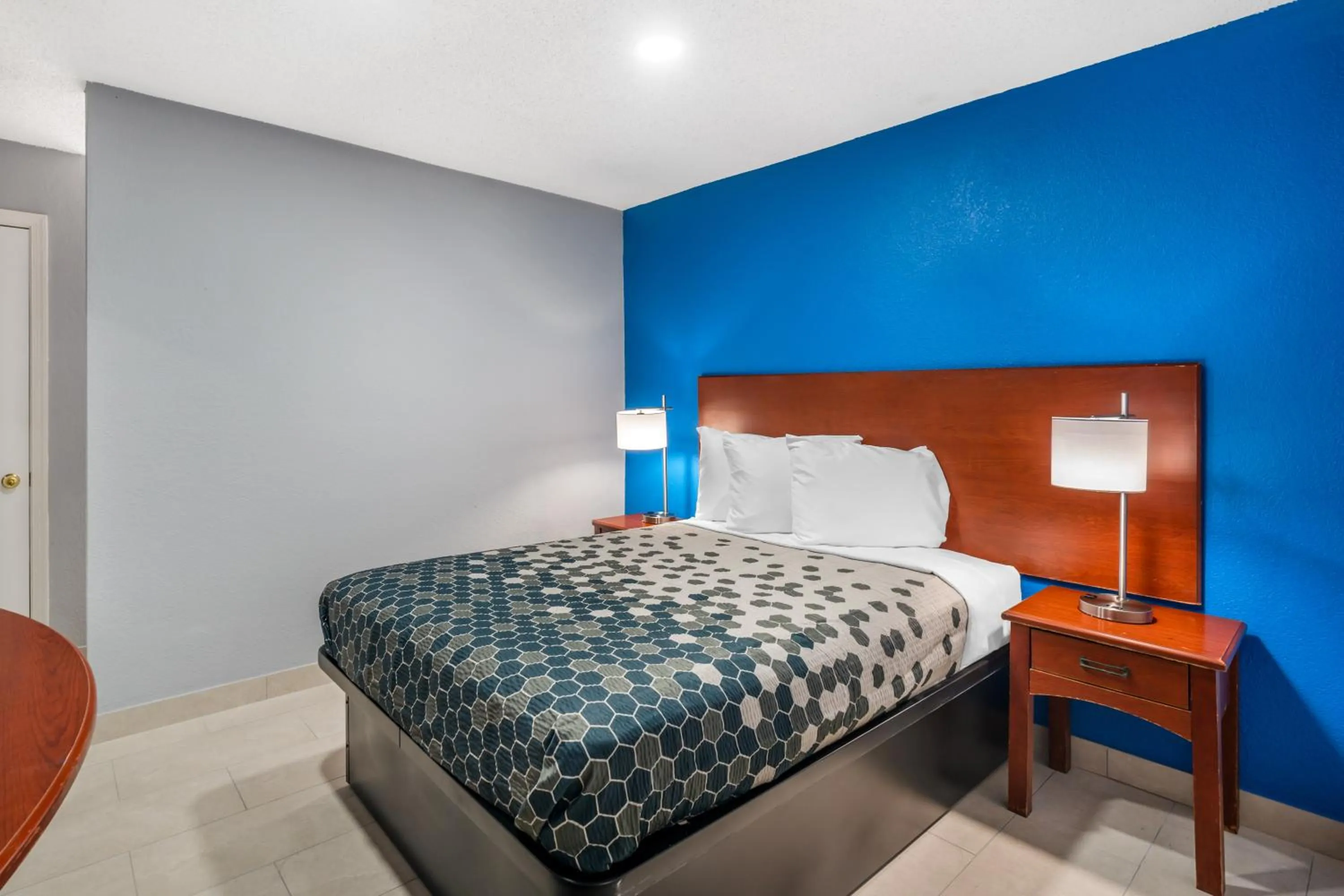 Bedroom, Bed in Econo Lodge Inn & Suites Virginia Beach - Norfolk